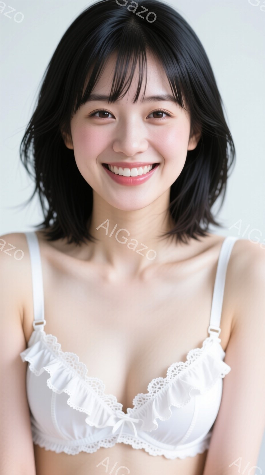 黒髪の女性が、白いレースのブラレットを着用し、カメラに向かって微笑んでいます。彼女は肩を少し落としたリラックスした姿勢で、ストレートで肩までの長さの黒髪が顔を縁取っています。背景は白く、人物に焦点が当 - AI生成フリー素材