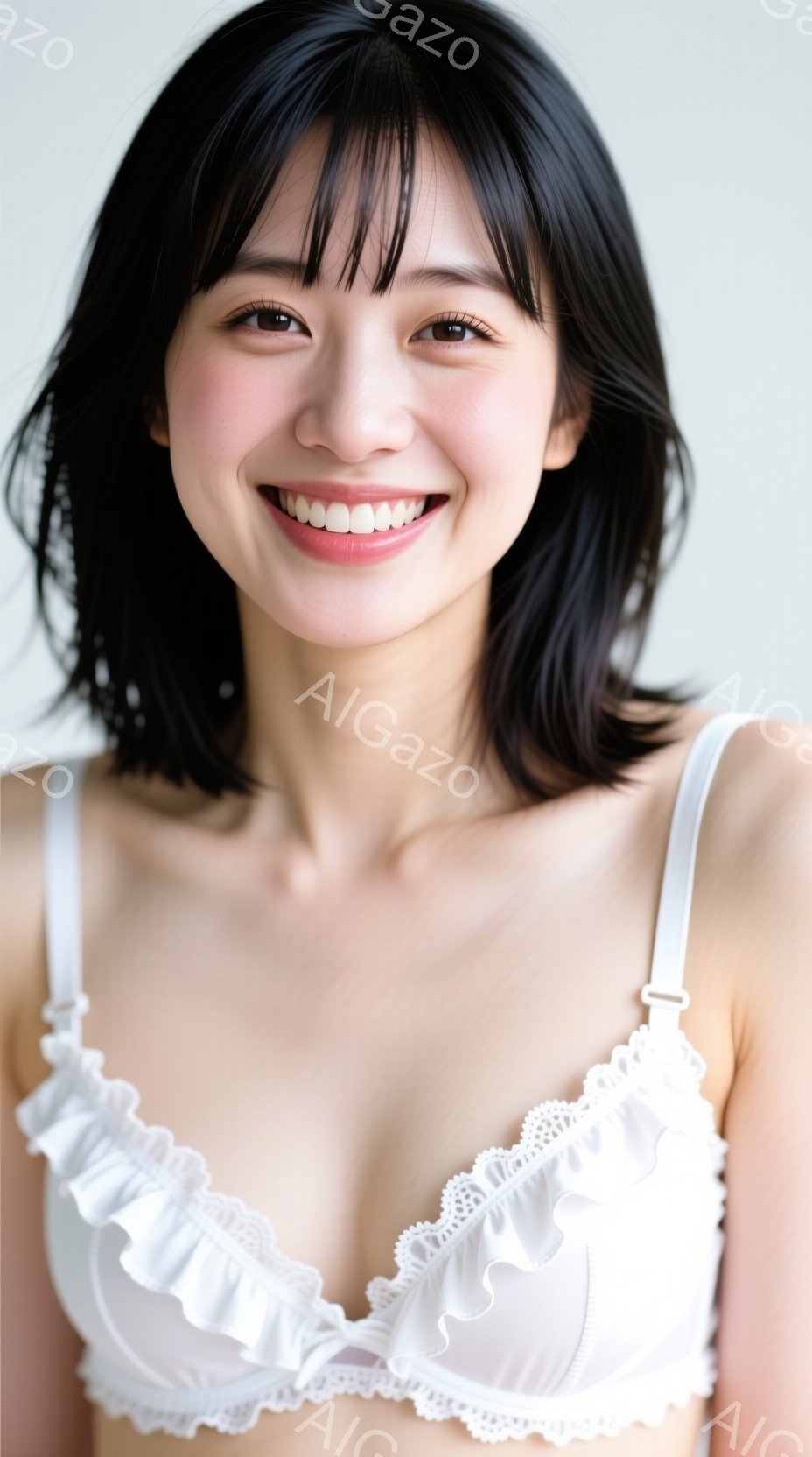 黒髪の女性が白いレースのブラレットを着用し、カメラに向かって微笑んでいます。彼女の髪は肩までの長さで、前髪は眉毛にかかるようにカットされています。背景は白く、女性が主役となるクローズアップ写真です。 - AI生成フリー素材