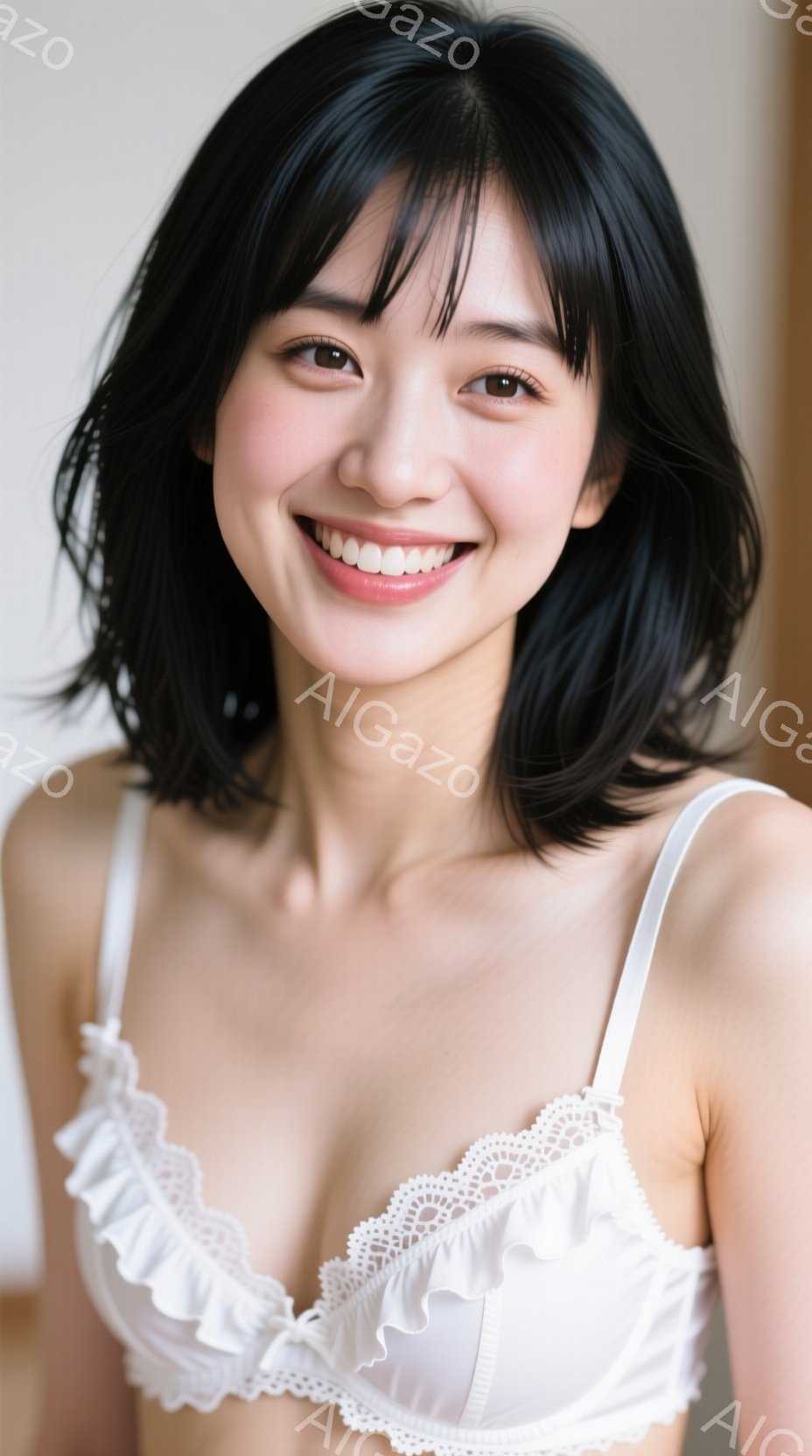 画像は、肩出しの白いレースブラを着用した若い女性のクローズアップです。彼女は微笑んでおり、黒髪のストレートヘアが肩にかかっています。背景はぼやけており、室内であることがわかります。 - AI生成フリー素材