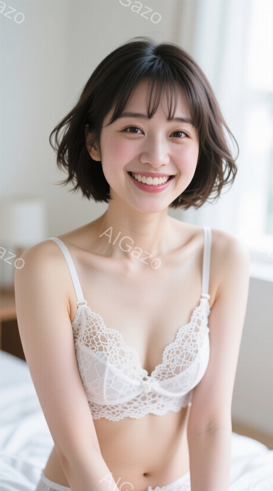 明るい室内で、白いレースのブラレットとショーツを身に着けた若い女性が写っている。彼女は肩までかかる長さのダークブラウンのヘアスタイルで、微笑みを浮かべている。背景にはぼやけたベッドと窓が見え、全体的に - AI生成フリー素材