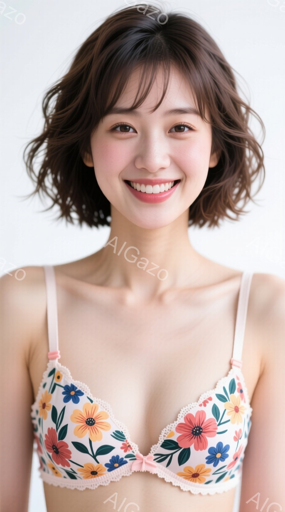 明るい背景を背に、花柄のブラレットを身につけた若い女性が写っています。彼女は肩を出し、微笑みを浮かべており、髪は肩までの長さのゆるいウェーブがかかっています。全体的に明るく、親しみやすい雰囲気のポート - AI生成フリー素材