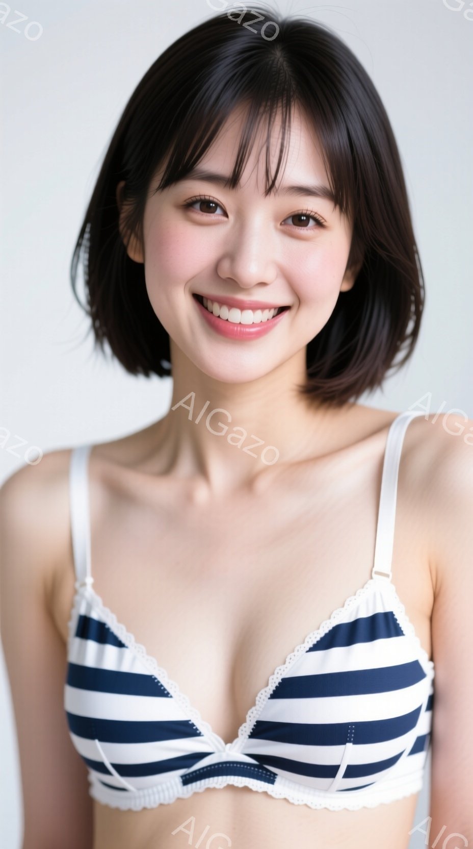 画像は、白い地に紺色のストライプが入ったブラトップを着用した若い女性のポートレートです。彼女は肩を出し、短い黒髪で、笑顔を浮かべており、リラックスした雰囲気です。背景は白く、女性が主な被写体として強調 - AI生成フリー素材