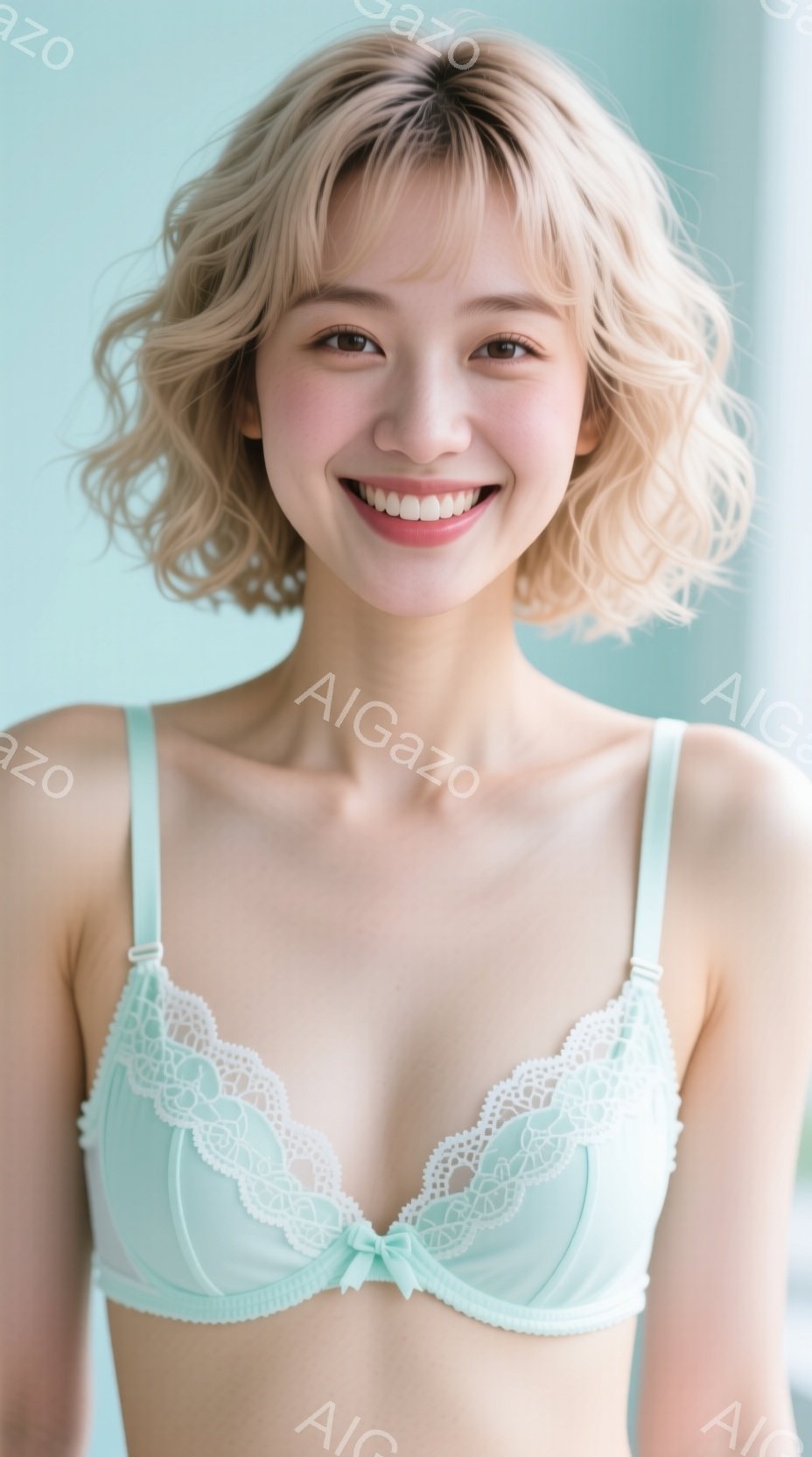 明るい茶髪の女性が、レースがあしらわれた薄い緑色のブラジャーを着ています。彼女は微笑んでおり、やや上目遣いでカメラを見ています。背景はぼやけており、淡い青色で、全体的に柔らかく、明るい雰囲気です。