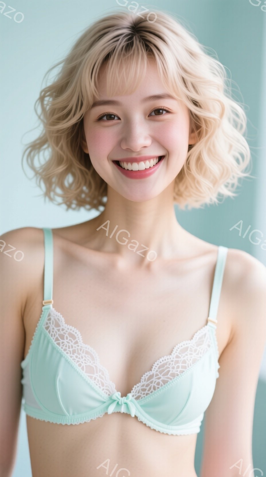 明るい緑色のレースのブラレットを身に着けた若い女性が写っています。彼女は肩まで切り揃えられたブロンドの巻き毛で、微笑みを浮かべています。背景は淡い水色の壁で、全体的に柔らかく、明るい雰囲気です。