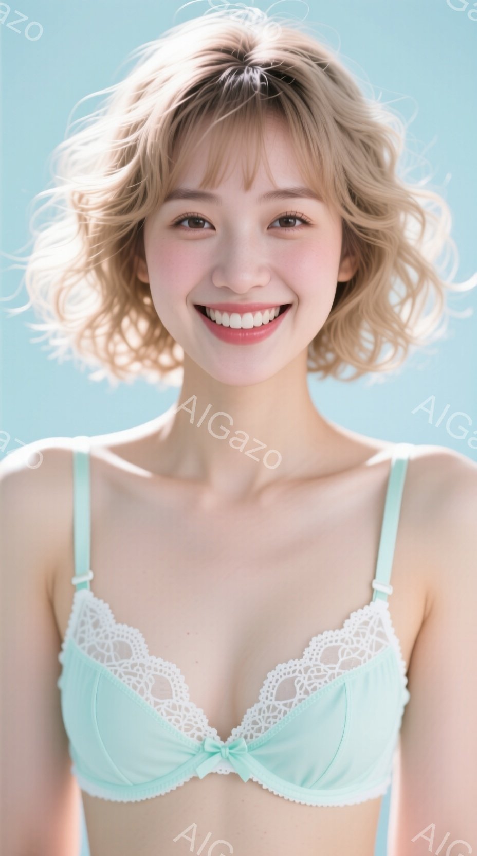 明るい水色のレースのブラジャーを着た若い女性が写っています。彼女は肩までの明るい茶髪で、笑顔でカメラを見つめています。背景は水色で、全体的に明るく、清潔感のある雰囲気が漂っています。 - AI生成フリー素材