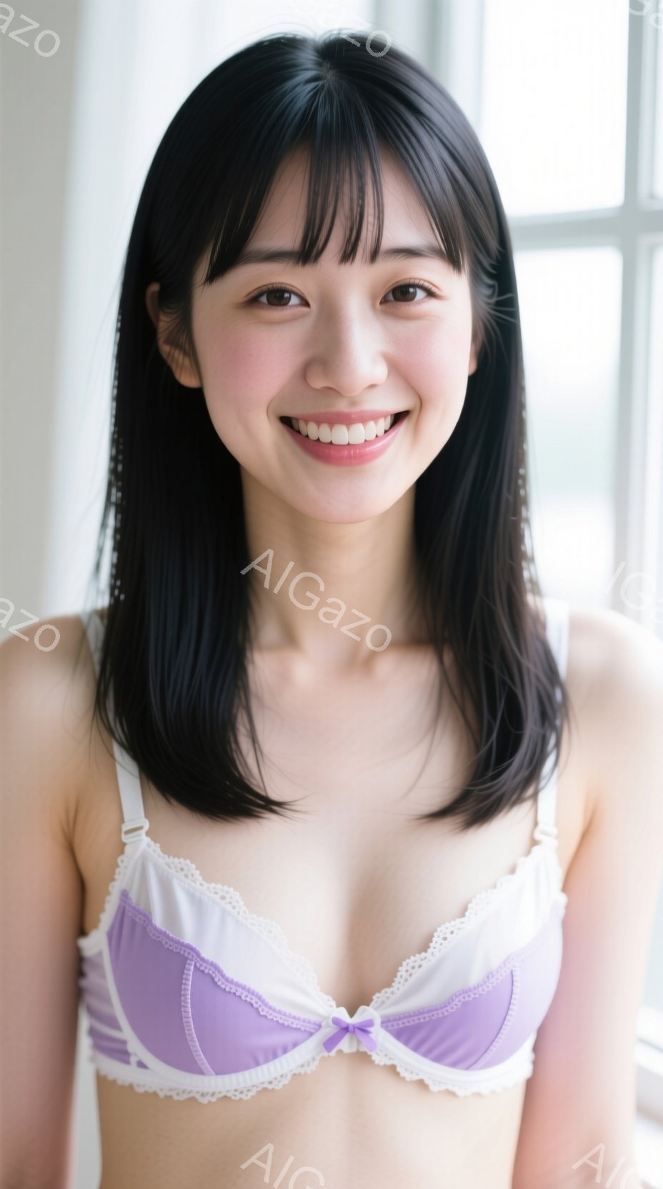 黒髪の女性が、淡い紫色のレースのブラジャーを着用し、カメラに向かって微笑んでいます。彼女は肩を出し、リラックスした姿勢で、少し下を見つめています。背景は明るい窓で、白っぽい室内であることがわかります。