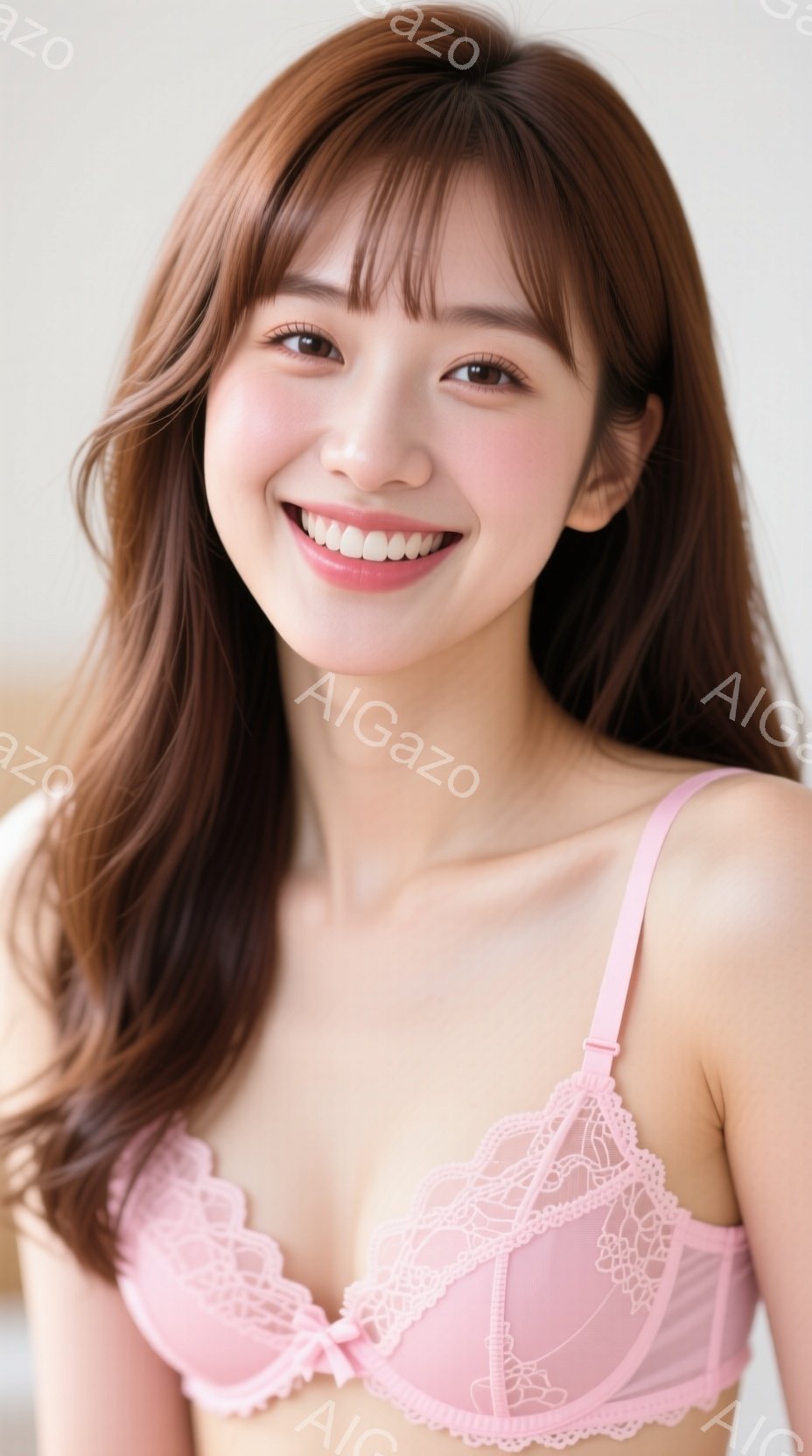 長い茶色の髪を無造作に肩にかけた女性が、ピンク色のレースのブラレットを着て微笑んでいます。彼女はカメラに向かって少し体を傾け、明るい表情で親しみやすい雰囲気です。背景はぼやけていますが、白い壁の一部が - AI生成フリー素材