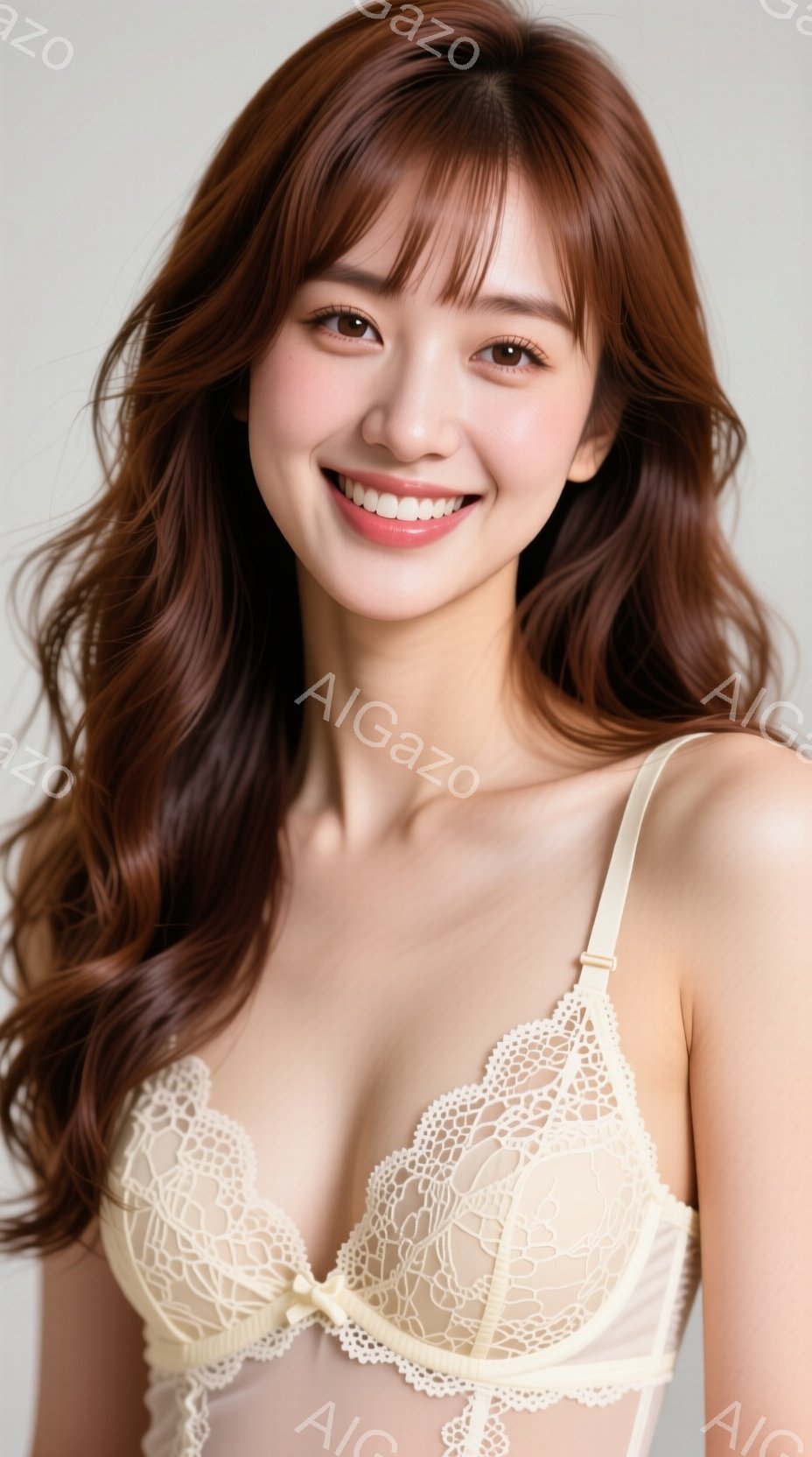 長い茶色のウェーブヘアの女性が写っており、白いレースのブラレットを身につけています。彼女は微笑んでおり、わずかに首を傾けてカメラを見ています。背景は白く、彼女が主な焦点となっています。 - AI生成フリー素材