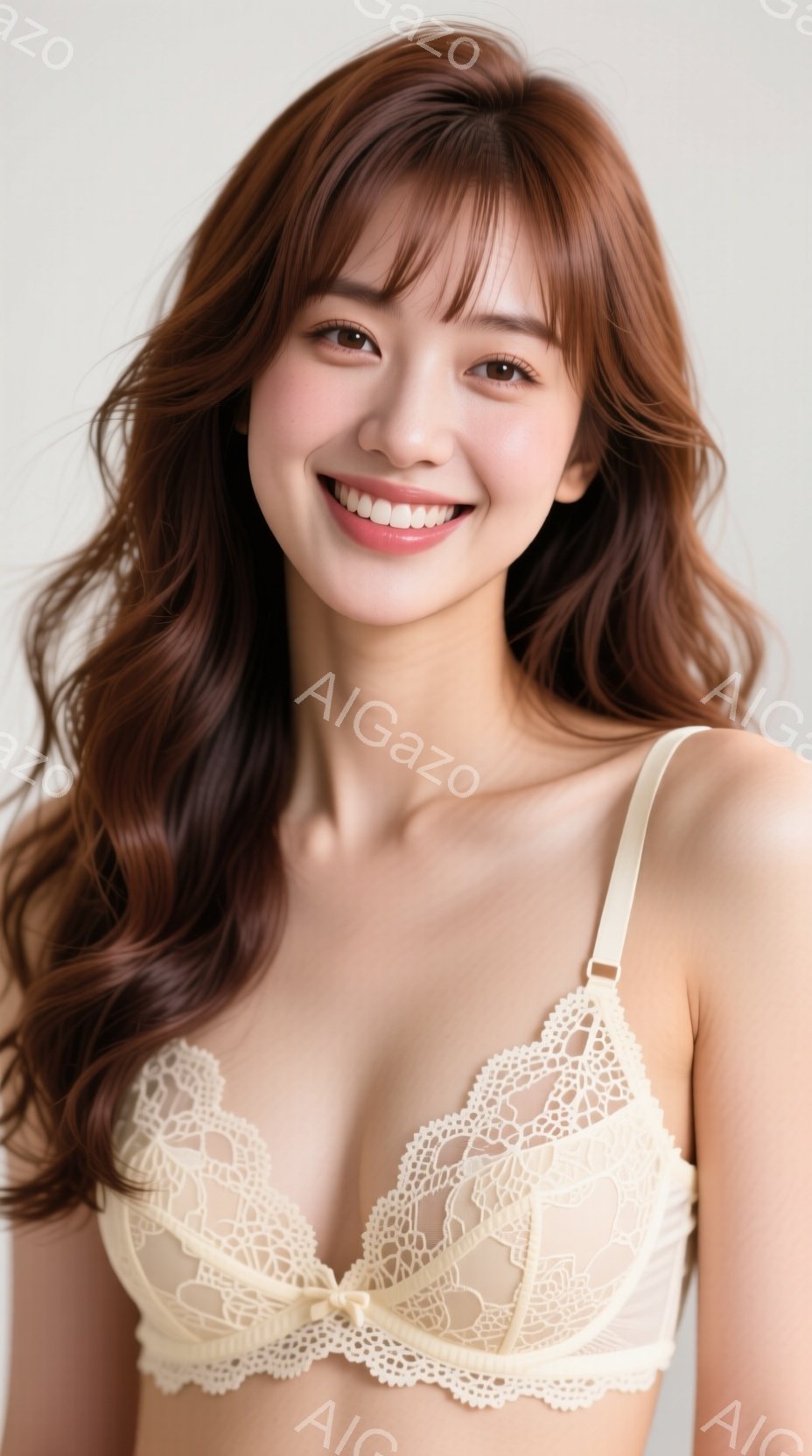 長い茶色の巻き髪をした女性が、クリーム色の繊細なレースのブラレットを着ています。彼女は微笑んでおり、リラックスした姿勢でカメラを見ています。背景は白く、人物が際立っています。