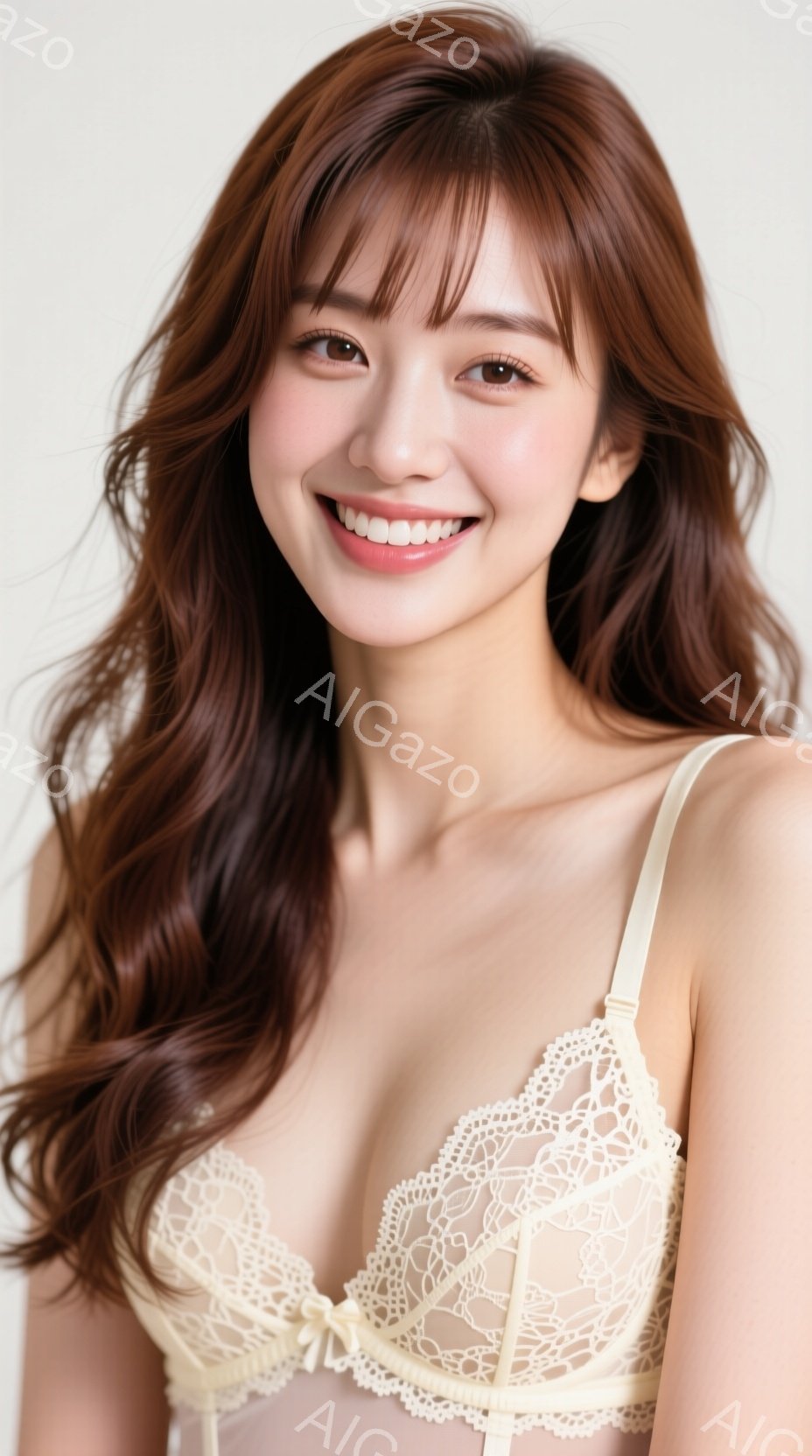 長い茶色の巻き髪をした女性が、レースのブラレットを身に着けてカメラに向かって微笑んでいます。彼女はわずかに上体を傾け、明るく柔らかな表情をしています。背景は白く、女性が際立っています。