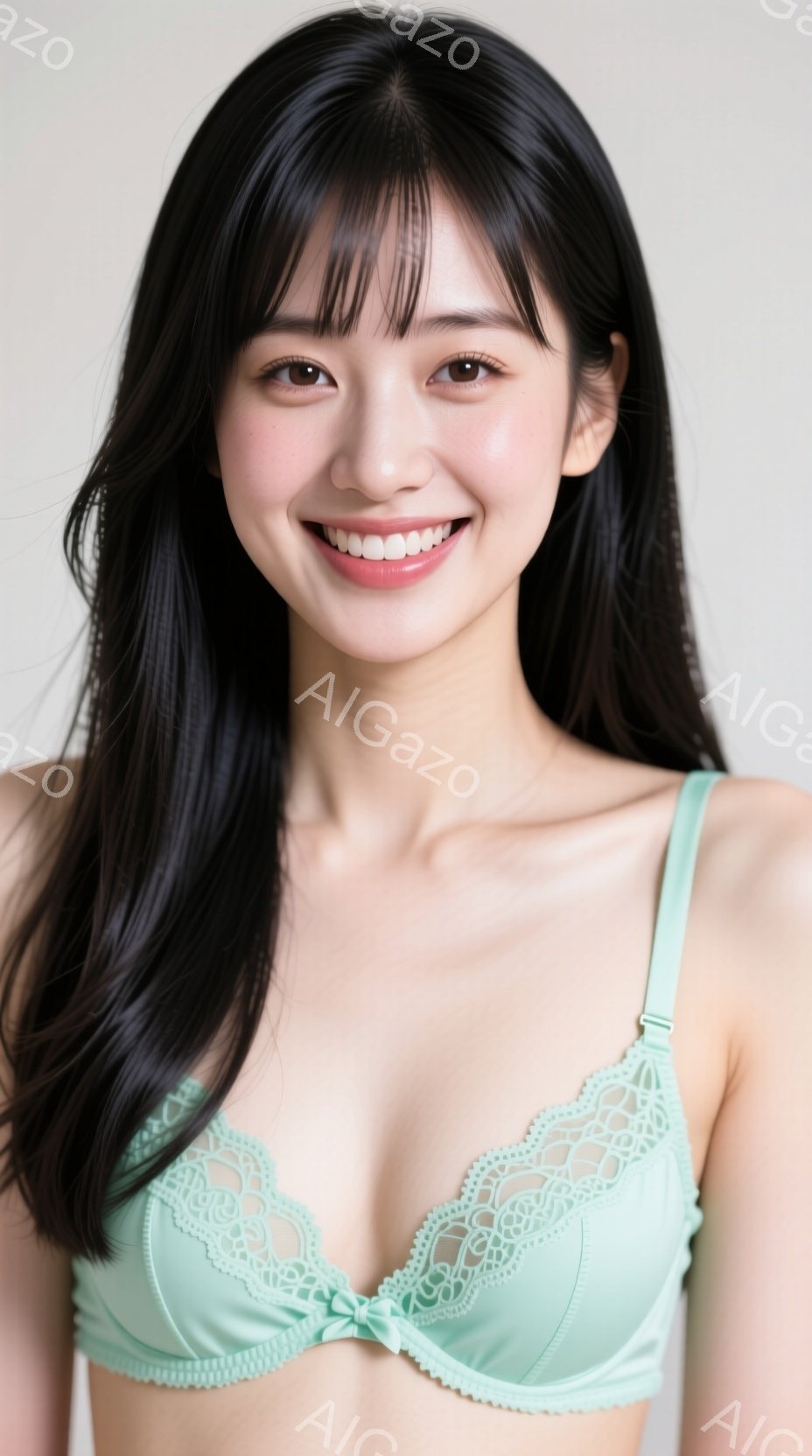 黒髪で肩までの長さのヘアスタイルをした女性が、淡いミントグリーンのレースのブラレットを着用し、笑顔で正面を見つめています。彼女はリラックスした姿勢で、背景は明るい無地のベージュ色です。 全体的に、明る - AI生成フリー素材