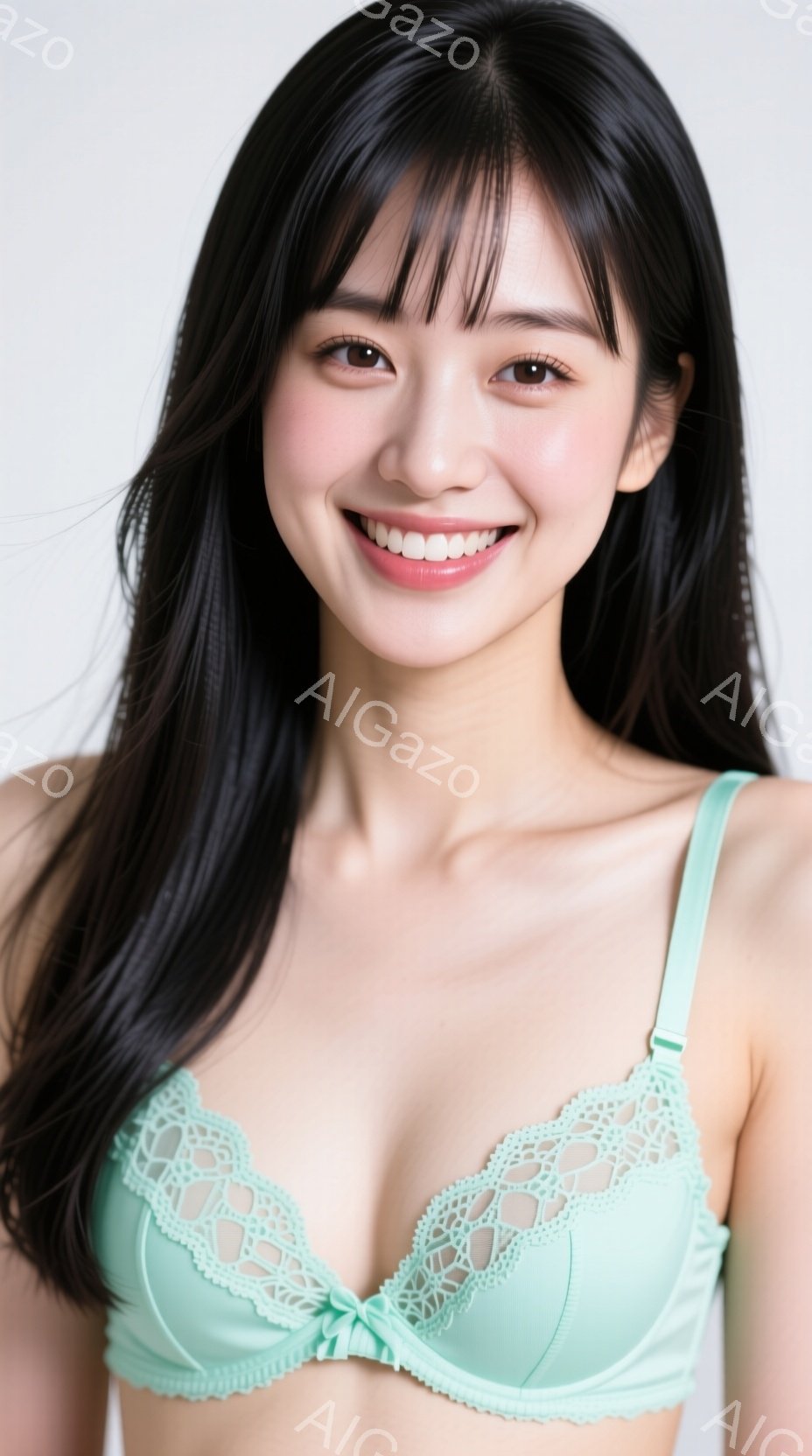 黒髪の女性が、淡い水色のレースのブラレットを着用し、正面を見つめて微笑んでいます。彼女は肩を少し落とし、リラックスした姿勢で、自然な笑顔を見せています。背景は白く、人物に焦点が当てられています。 - AI生成フリー素材