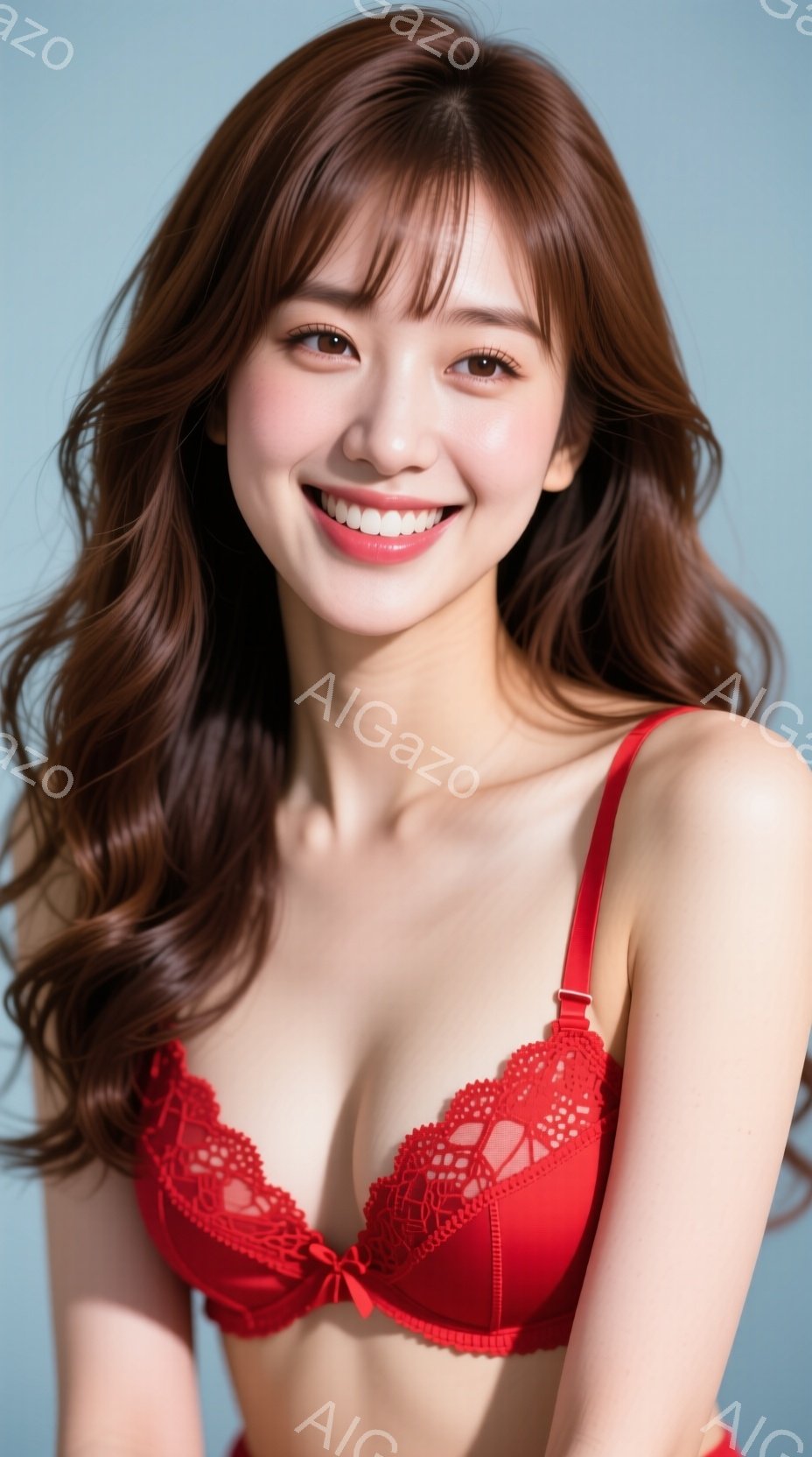 長い茶色のウェーブヘアの女性が、赤いレースのブラジャーとショーツを身に着けて微笑んでいます。彼女はカメラに向かって少し体を傾け、自然な笑顔を見せています。背景は淡い青色で、焦点は女性自身に当てられてい - AI生成フリー素材