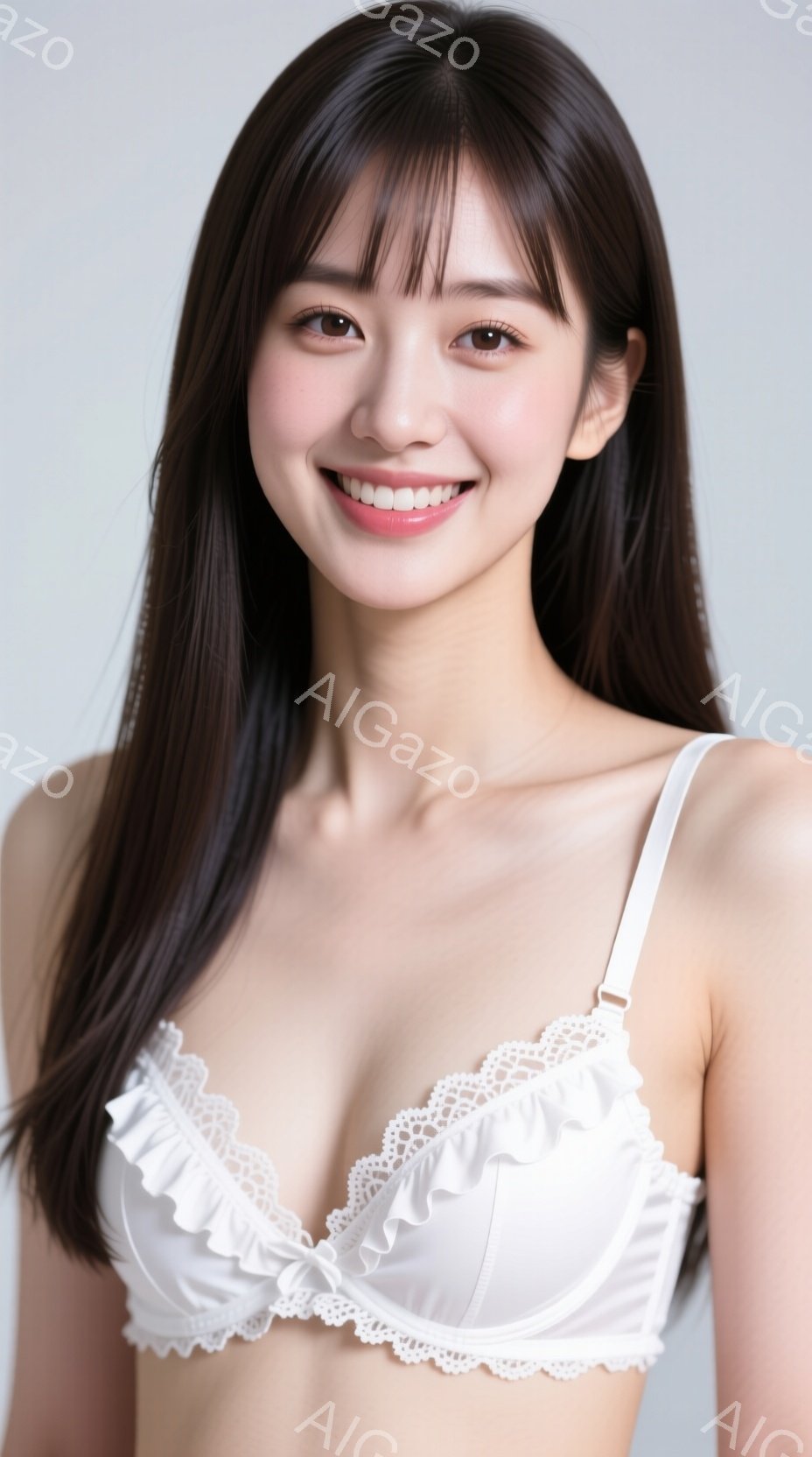 長い黒髪の女性が、白いレースのブラレットを着て正面を向いています。彼女は微笑んでおり、表情は明るく、リラックスしています。背景は白く、人物に焦点が当てられています。 - AI生成フリー素材