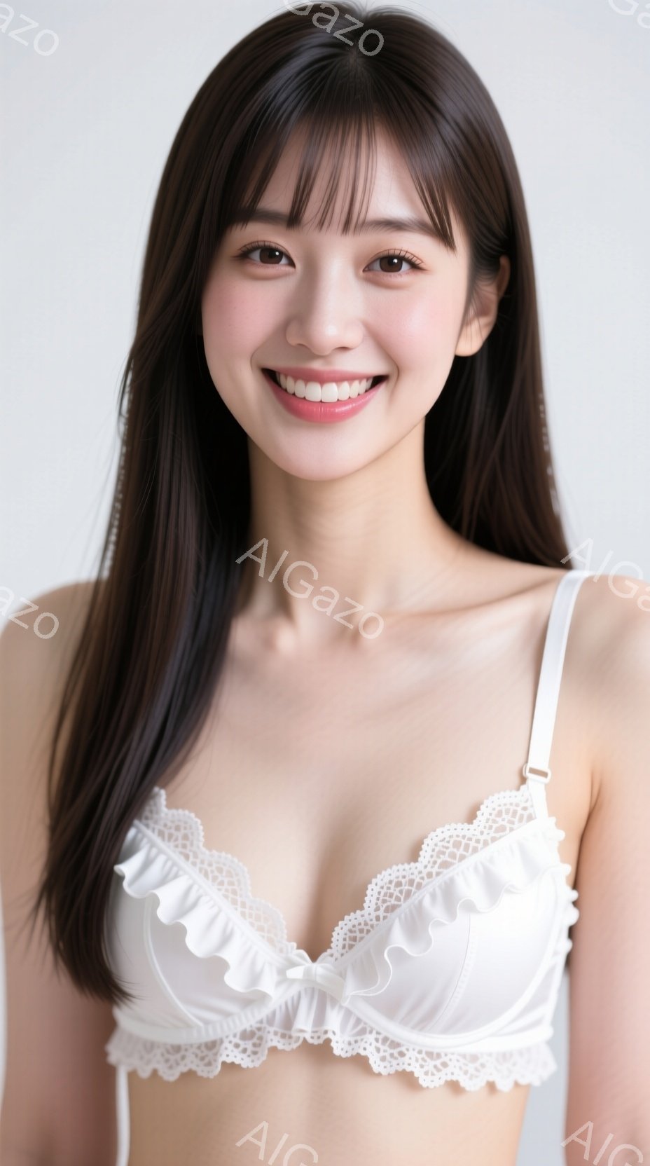 長い黒髪を肩にかけた女性が、白いレースのブラジャーを着用して正面を向いています。彼女は微笑んでおり、健康的で明るい表情をしています。背景は白く、人物が際立っており、全体的に清潔で優しい雰囲気を醸し出し - AI生成フリー素材