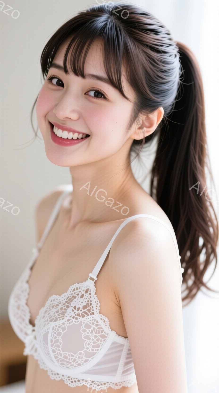 画像は、黒髪のロングヘアをハーフアップにした若い女性が写っています。白いレースのブラレットを着ており、わずかに微笑んだ表情でカメラを見つめています。背景はぼやけていますが、室内であることがわかります。 - AI生成フリー素材