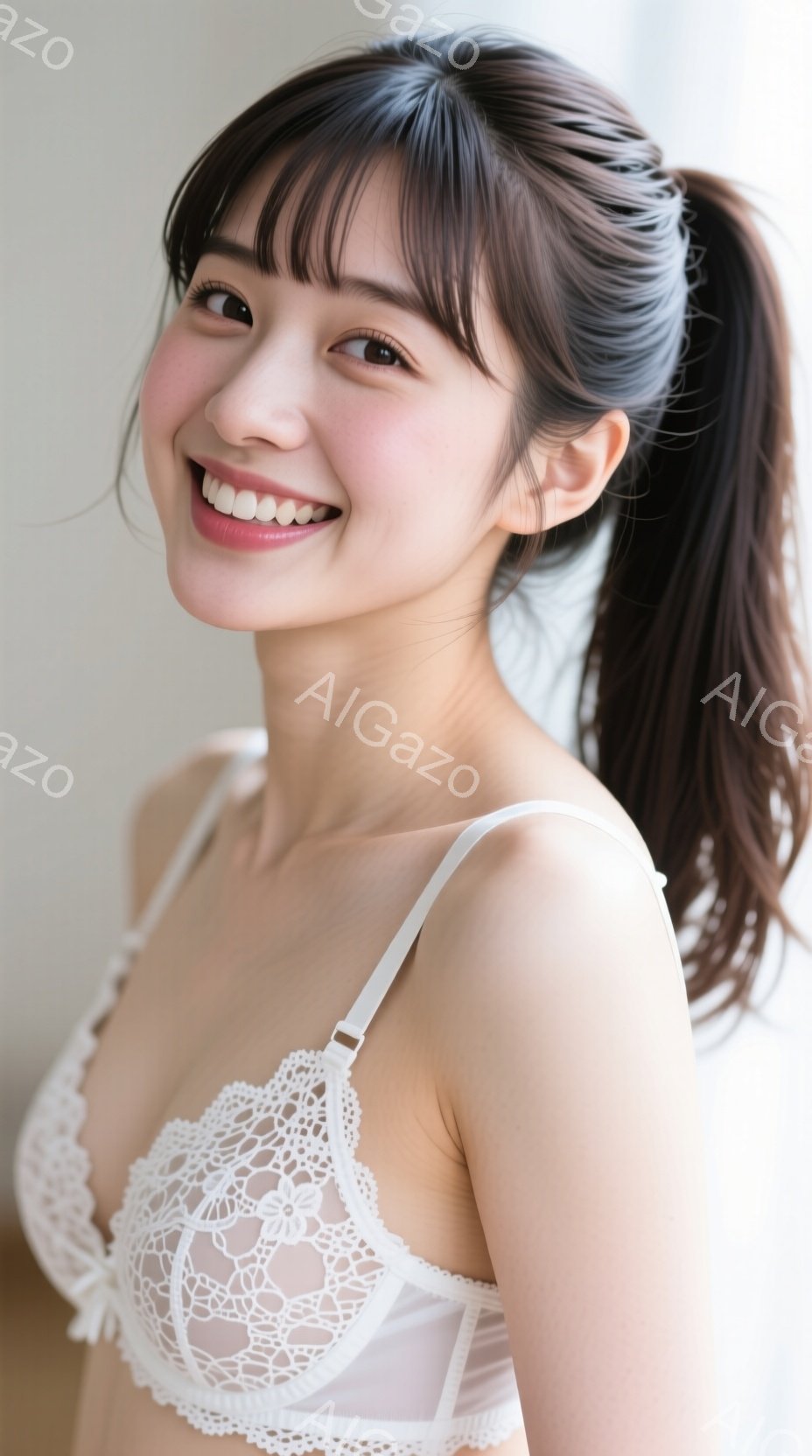 長い黒髪をハーフアップにし、顔周りにレイヤーのかかったヘアスタイルで、明るい笑顔を浮かべた若い女性が写っています。白いレースのブラレットを着用し、少し体を傾けてカメラを見つめています。背景はぼやけてい - AI生成フリー素材