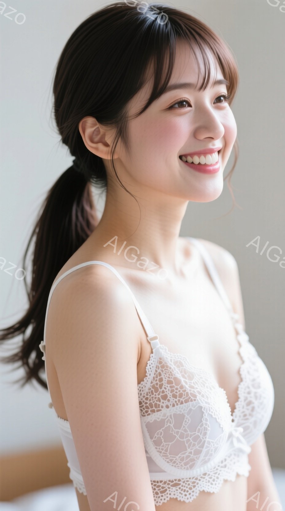 長いダークブラウンの髪をハーフアップにし、笑顔を浮かべた若い女性が写っています。白いレースのブラレットを着ており、リラックスした雰囲気で少し上を見ている姿勢です。背景はぼやけていますが、明るい室内であ - AI生成フリー素材