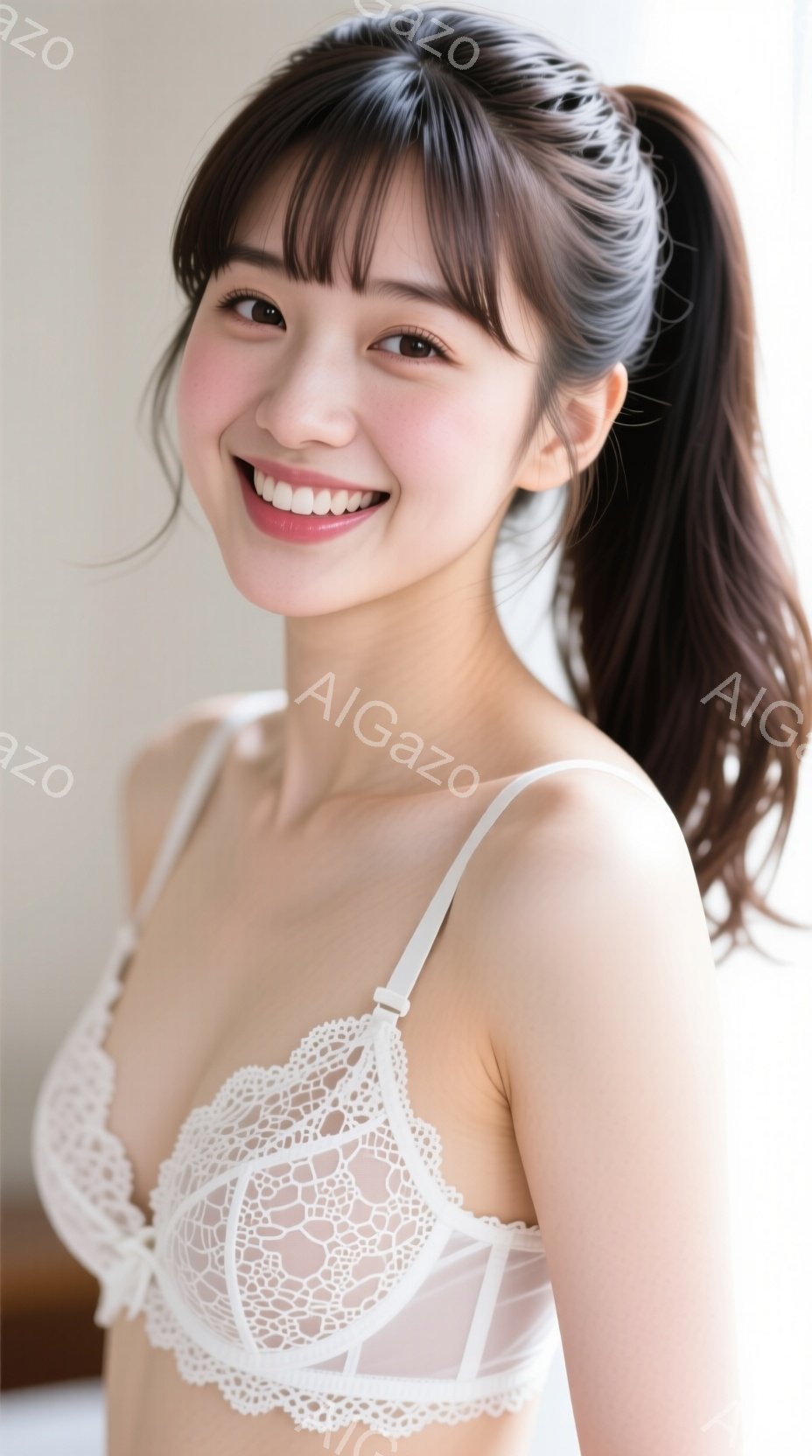 この女性は、繊細なレースのブラレットを着用し、微笑んでいます。髪は後ろでポニーテールにまとめられ、前髪は軽くカールしています。背景は白く、室内である様子がうかがえ、全体的に明るく柔らかな雰囲気が漂って - AI生成フリー素材