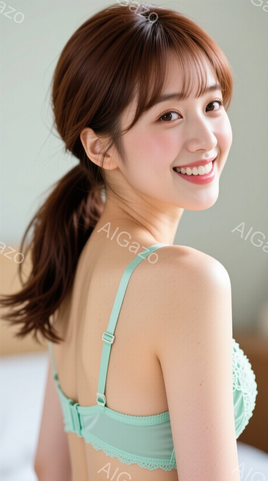 明るいベージュ色の背景を背に、女性がターコイズブルーのレースのブラレットを着用し、微笑んでいます。彼女は長い茶色の髪を緩やかなポニーテールにしており、顔には自然なメイクが施されています。姿勢はリラック - AI生成フリー素材