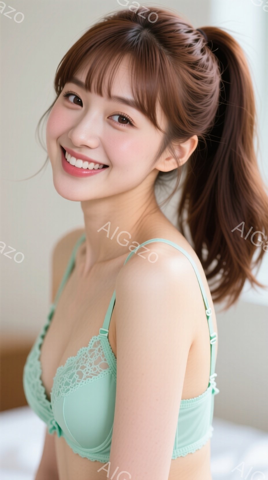 明るい色のレースのブラレットを着た若い女性が写っています。彼女は茶色の髪をポニーテールにしており、笑顔でカメラを見ています。背景はぼやけており、白いベッドと明るい室内であることが分かります。 - AI生成フリー素材