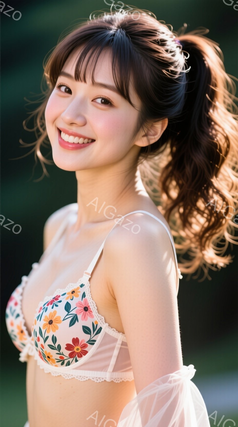 彼女は花柄のブラレットとシースルーの袖を持つトップスを着ており、髪を高く結んで前髪を下ろしたスタイルです。笑顔でカメラを見つめており、リラックスした自然な姿勢を見せています。背景は緑豊かな自然で、柔ら - AI生成フリー素材