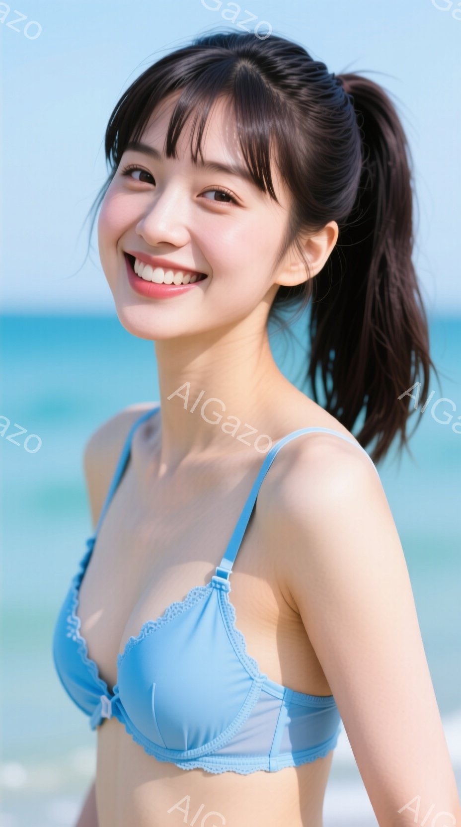 長い黒髪をポニーテールにした若い女性が、淡い水色のビキニの上着を着ています。彼女は微笑んでおり、リラックスした表情でカメラを見つめています。背景には、青い海と白い砂浜が広がり、晴れた日の穏やかな雰囲気 - AI生成フリー素材
