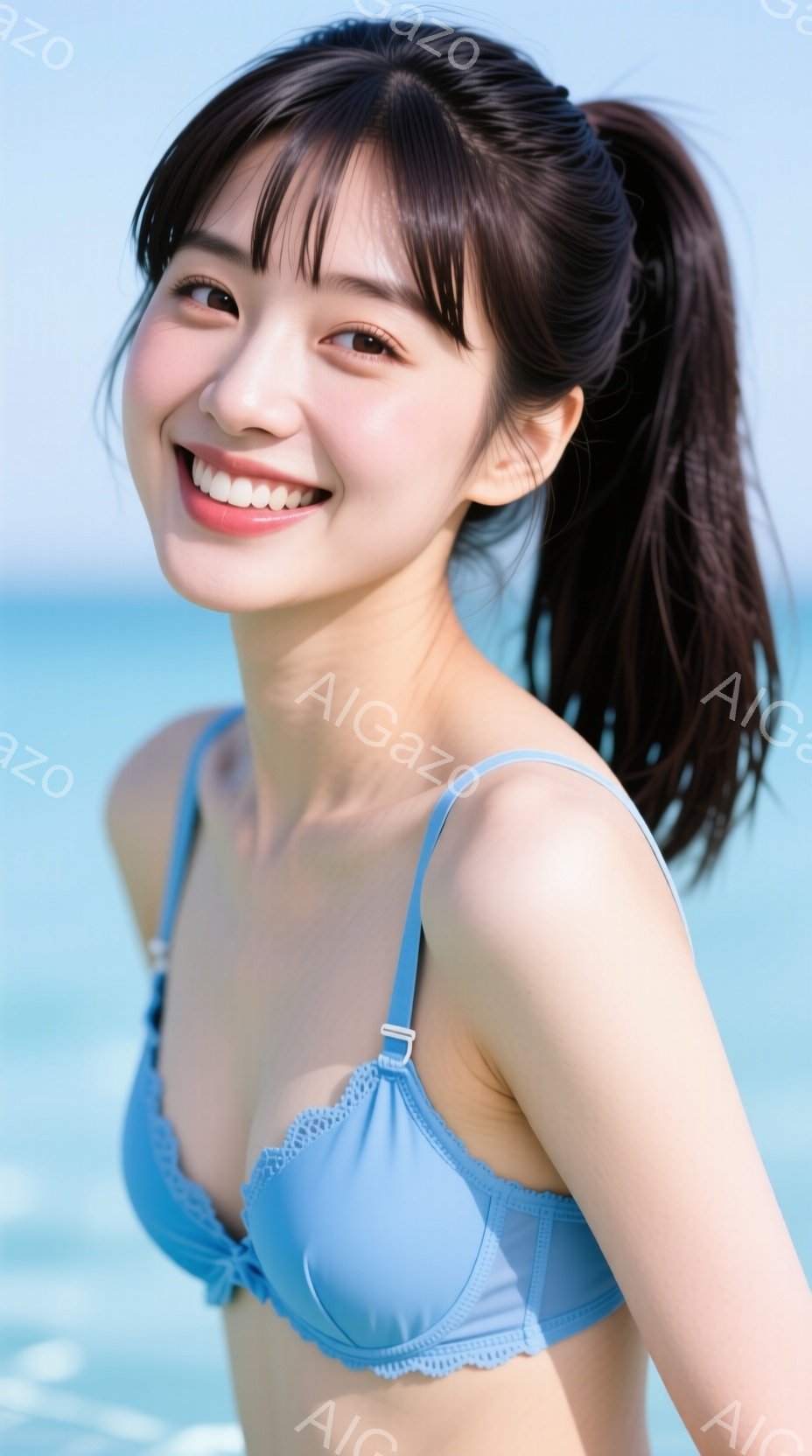 明るい青色のビキニトップスを着た若い女性が写っています。彼女は黒髪をポニーテールにし、笑顔でカメラを見つめています。背景はターコイズブルーの海で、晴れた日の穏やかな雰囲気です。 - AI生成フリー素材