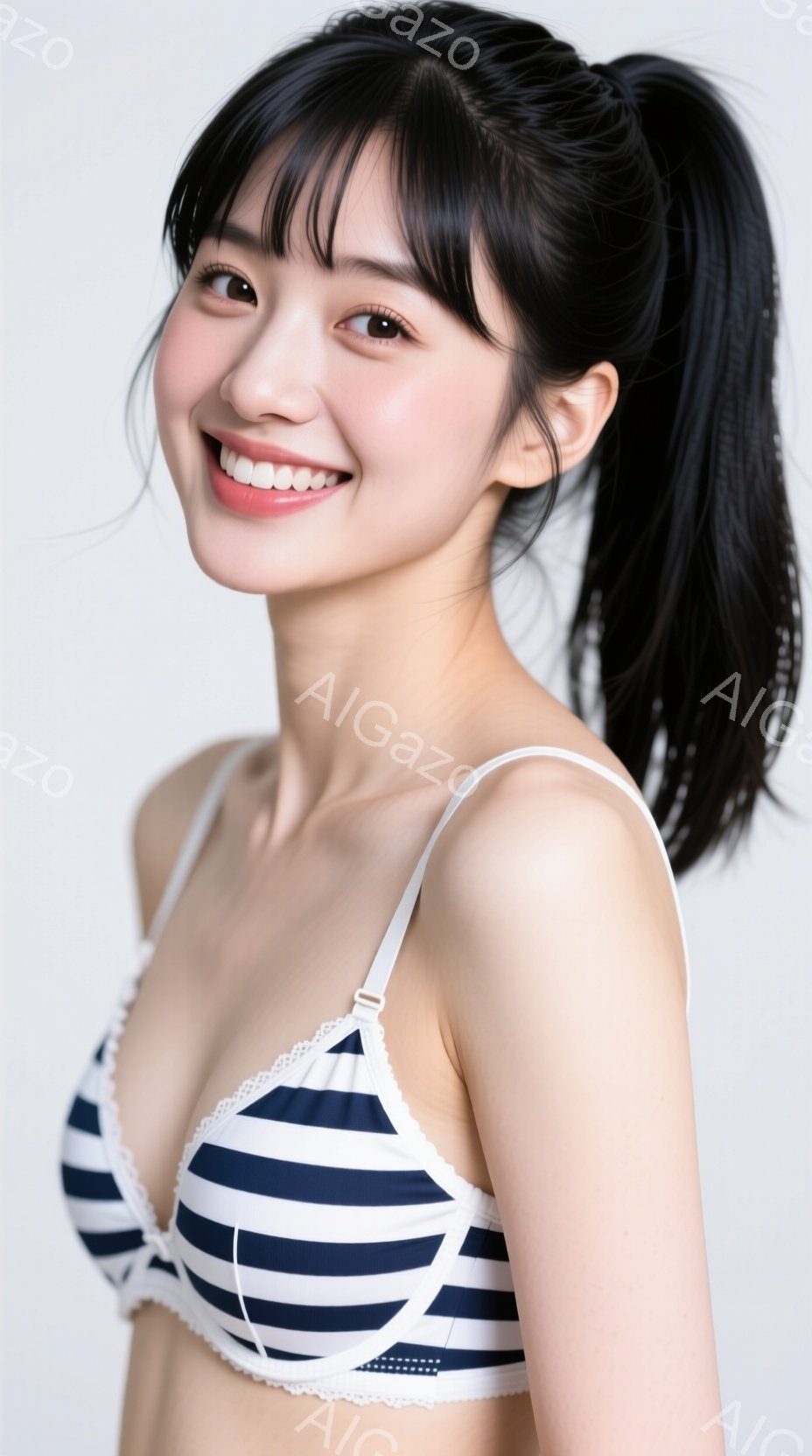 画像は、白い背景を背景に、ストライプのブラレットを着た若い女性が写っています。彼女は明るい笑顔を見せ、髪は肩まで伸びたストレートヘアで、高い位置でポニーテールに結ばれています。姿勢は正面を向いており、リラックスした自然な雰囲気です。