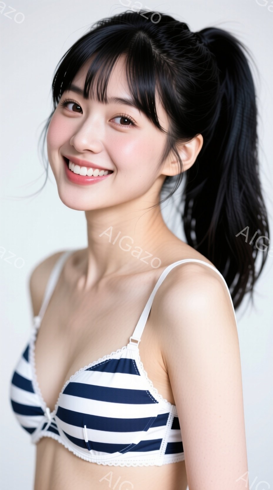 この女性は白い背景を背景に、紺と白のストライプのブラレットを着ています。彼女は黒髪で、高い位置でポニーテールにまとめており、明るい笑顔を見せています。彼女の姿勢はリラックスしており、カメラに向かって少 - AI生成フリー素材