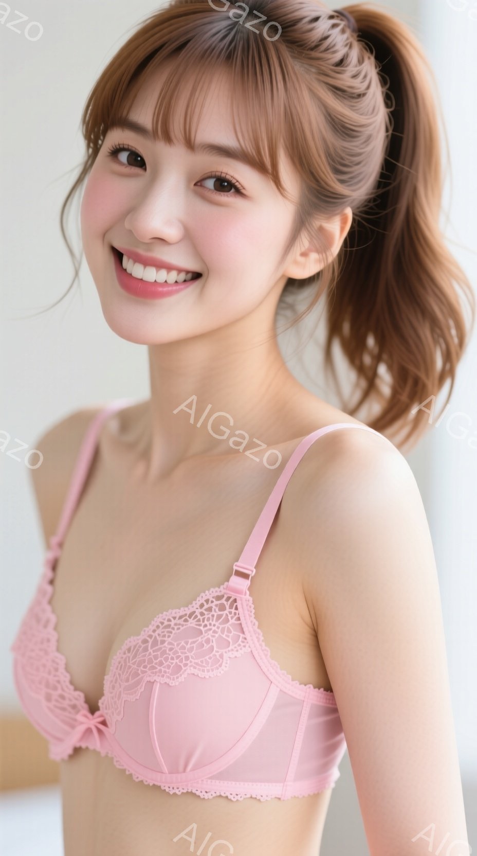 明るいピンク色のレースがあしらわれたブラレットを着た若い女性が写っています。彼女は肩までの長さの茶色の髪をハーフアップにし、微笑んでいます。背景はぼやけていますが、室内であると推測され、全体的に明るく - AI生成フリー素材