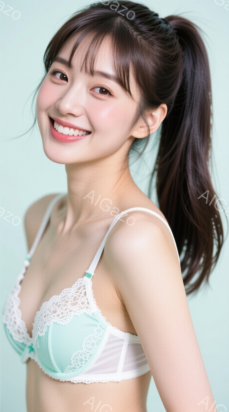 長い茶色の髪を高い位置でポニーテールにし、レースがあしらわれた薄い水色のブラレットを着た若い女性が写っています。彼女は笑顔でカメラを見つめ、わずかに体を傾けています。背景は淡い水色で、全体的に明るく、 - AI生成フリー素材