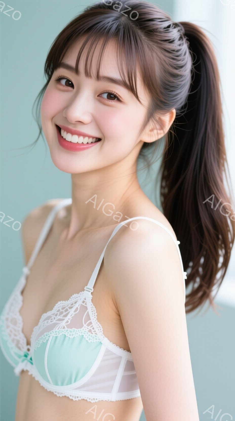 若い女性が、淡い水色のレースのブラレットと白いショーツ姿で、微笑んでいます。彼女は長い黒髪を後ろでポニーテールにし、明るい表情でカメラを見つめています。背景は淡いブルーグレーで、室内であることが分かり - AI生成フリー素材