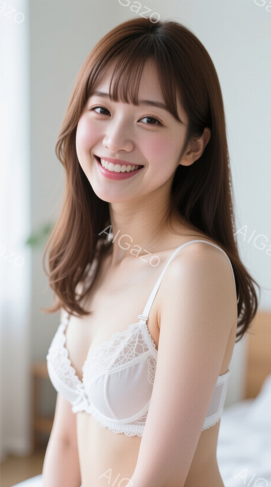 画像は、明るい背景の中で、白いレースのブラジャーを着用した若い女性が写っています。彼女は肩まで伸びた茶色の髪を持ち、顔には穏やかな笑顔が浮かんでいます。背景にはぼやけたベッドが見え、全体的に明るく、穏 - AI生成フリー素材