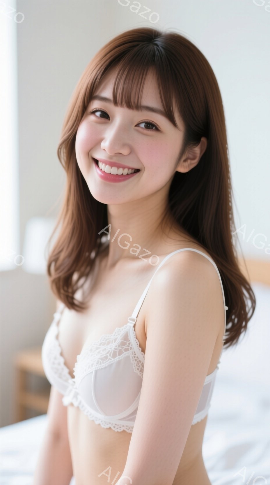 長い茶色の髪を肩にかけた女性が、白いレースのブラレットを着用して微笑んでいます。彼女はベッドに座っており、リラックスした姿勢で、明るい室内で柔らかい光が当たっています。背景はぼやけていますが、ベッドと - AI生成フリー素材