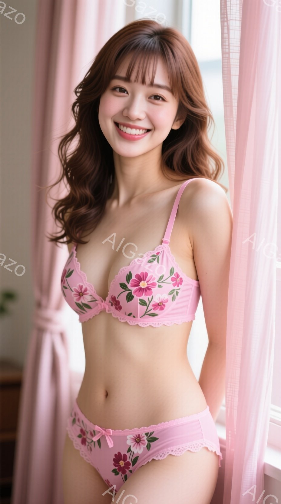 明るいピンク色の花柄のブラジャーとショーツを身につけた女性が写っています。彼女は少し微笑んでおり、長い茶色の髪は柔らかくカールしています。背景はぼやけていますが、ピンク色のカーテンと窓が見え、全体的に - AI生成フリー素材