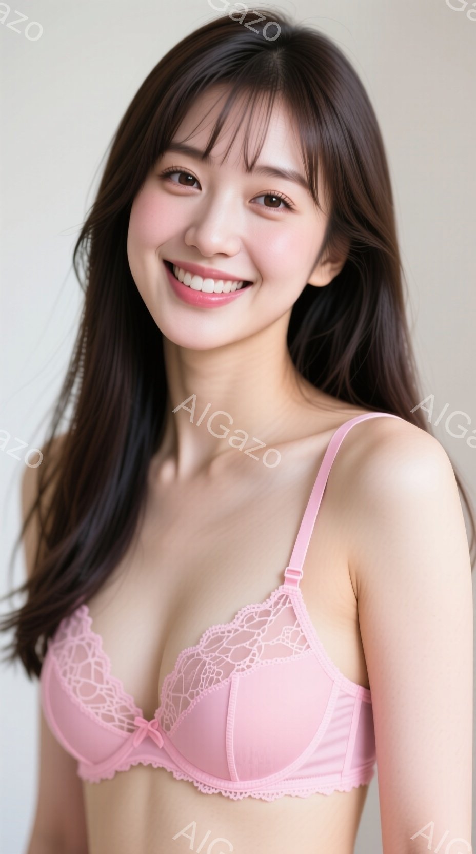 長い茶色の髪が肩にかかる女性が写っています。彼女は薄いピンク色のレースのブラジャーを着ており、微笑んでいます。背景は白く、人物に焦点が当てられています。 - AI生成フリー素材
