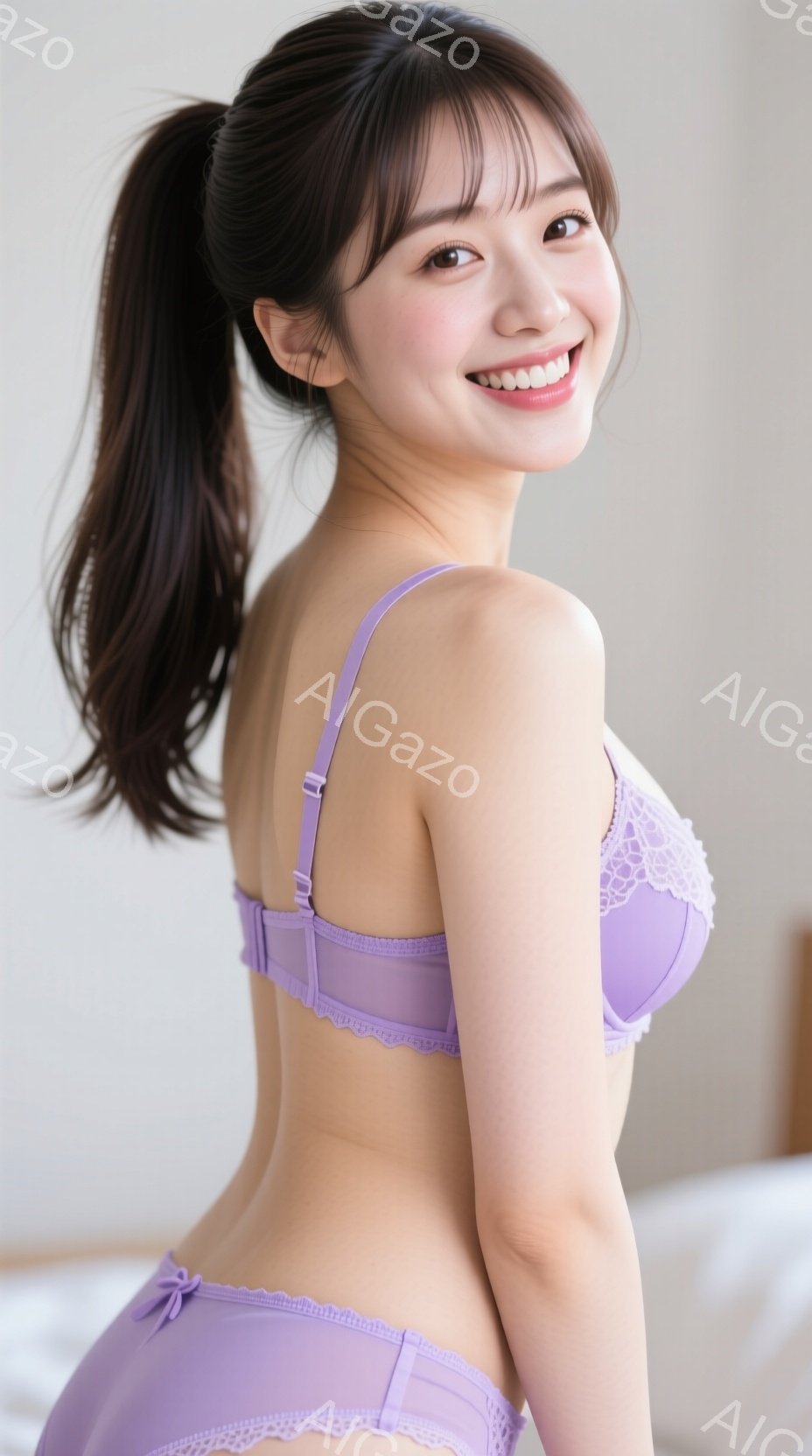 紫色のレースのブラジャーとショーツを着用した若い女性が、後ろ向きに立っています。彼女は髪を高いポニーテールにし、微笑んでいます。背景はぼやけていますが、おそらく室内で、明るく清潔な雰囲気です。 - AI生成フリー素材