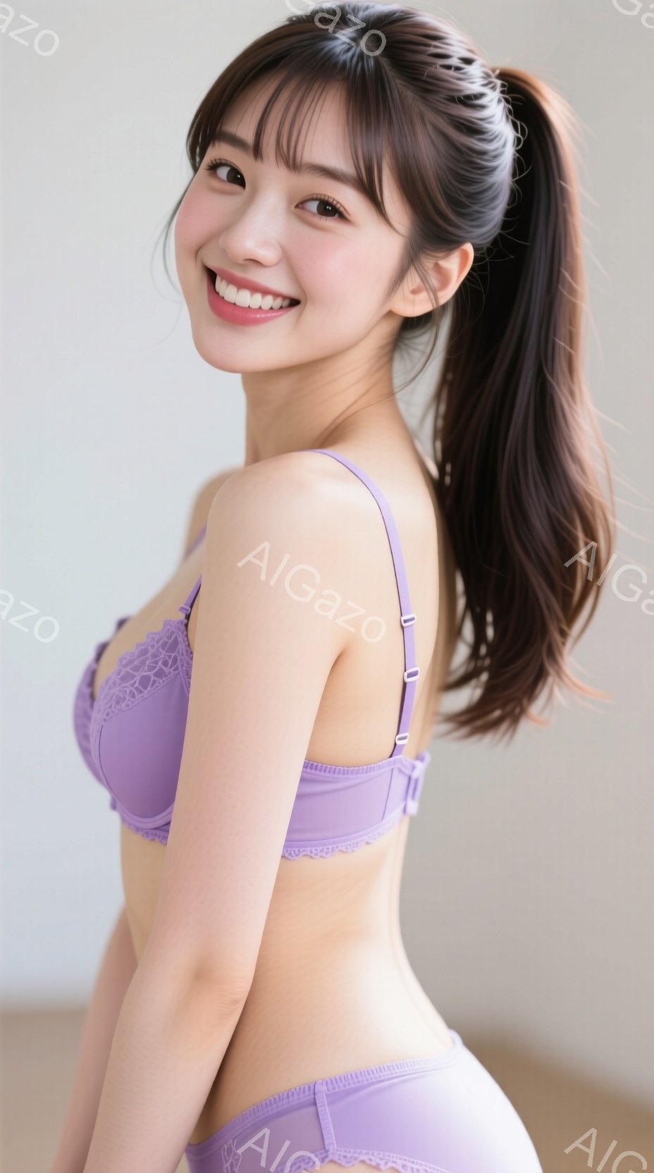 明るい紫色のブラとショーツを着用した若い女性が写っています。彼女は微笑んでおり、長い茶色の髪は高いポニーテールに結ばれています。背景は白く、女性が主体となっている、明るく清潔な雰囲気です。 - AI生成フリー素材