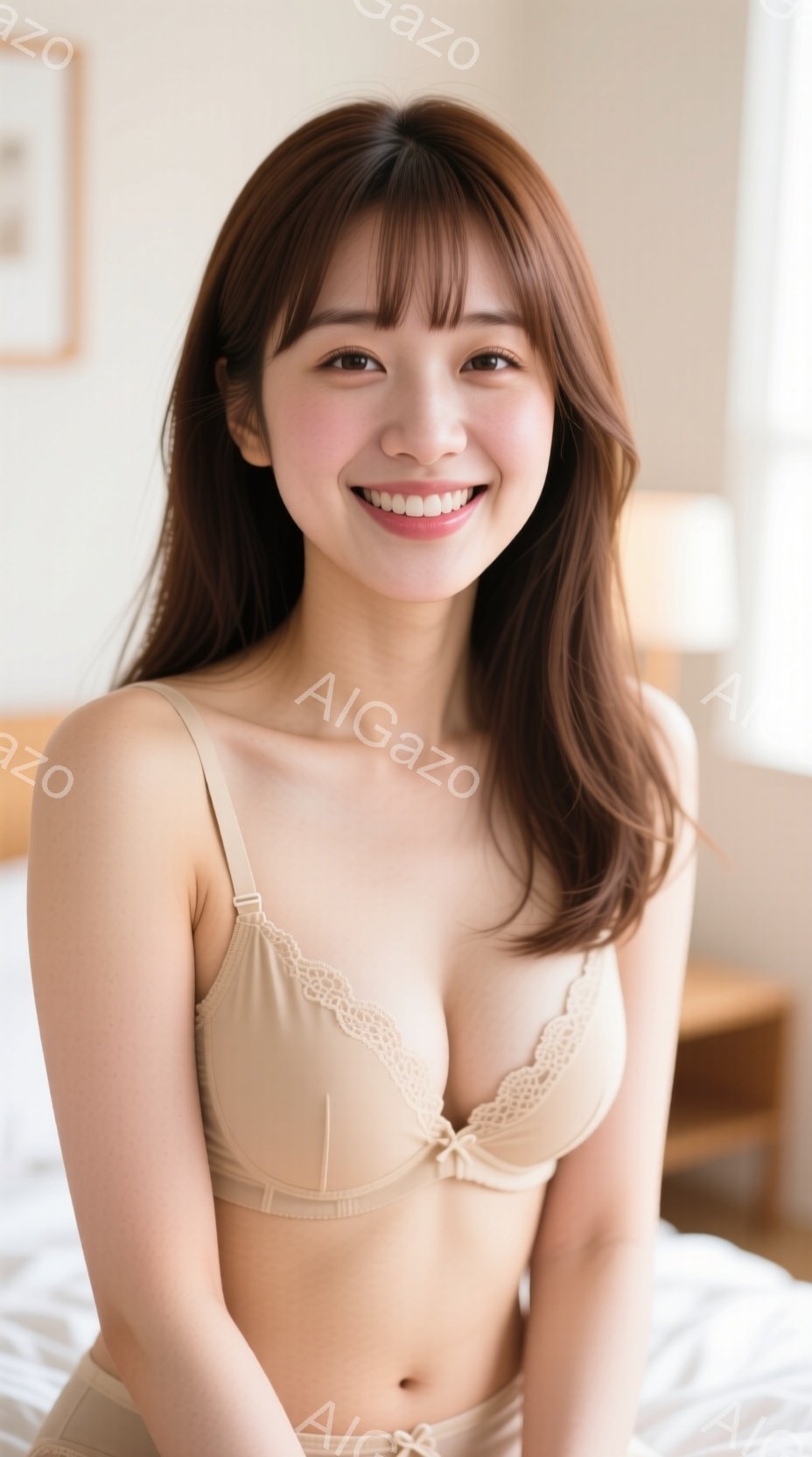 明るい室内で、ベージュ色のブラジャーとショーツを着用した若い女性が写っている。彼女は肩を少し落とし、微笑みを浮かべ、カメラを見つめている。背景にはベッドとナイトスタンドが見え、穏やかでリラックスした雰 - AI生成フリー素材