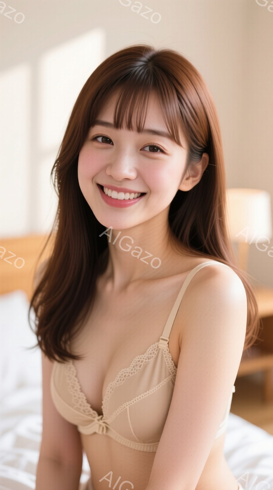 明るい色の部屋で、茶髪の女性がベージュ色のブラレットを着て微笑んでいます。彼女は肩を少し落としたリラックスした姿勢で、長い髪は自然に肩にかかっています。背景はぼやけており、部屋の一角が僅かに見え、全体 - AI生成フリー素材