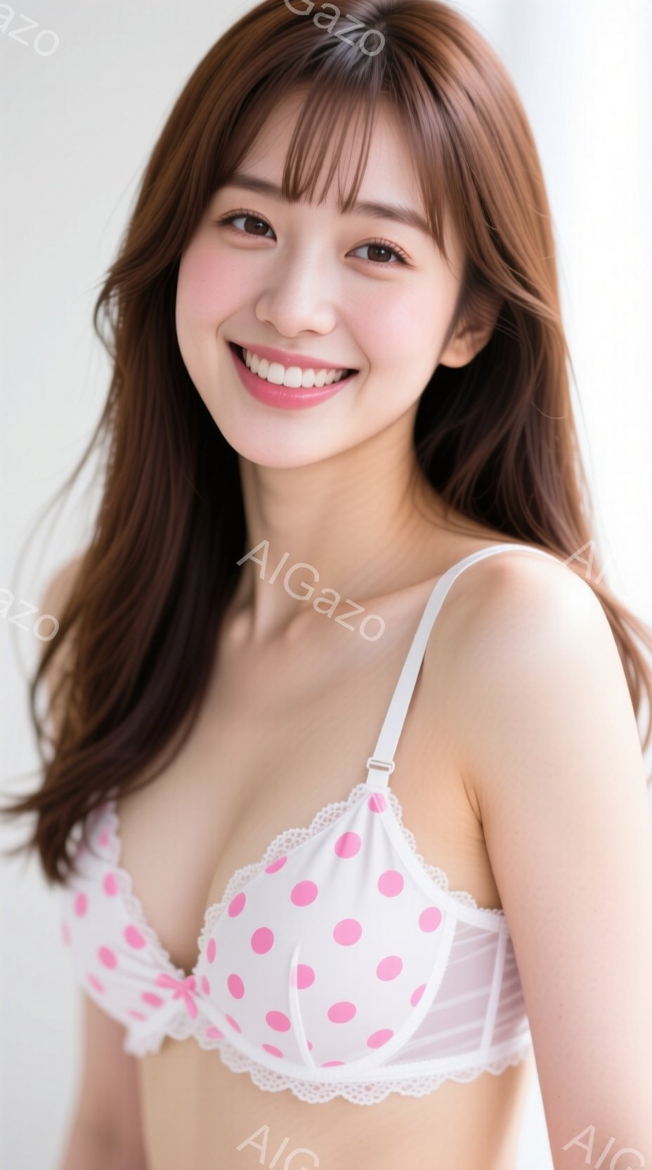 明るい背景を背景に、ピンクの水玉模様のブラレットを身に着けた若い女性が写っている。彼女は肩を少し出し、微笑んでおり、自然なヘアスタイルで、柔らかい印象を与えている。全体的に、軽やかで親しみやすい雰囲気が漂う写真である。