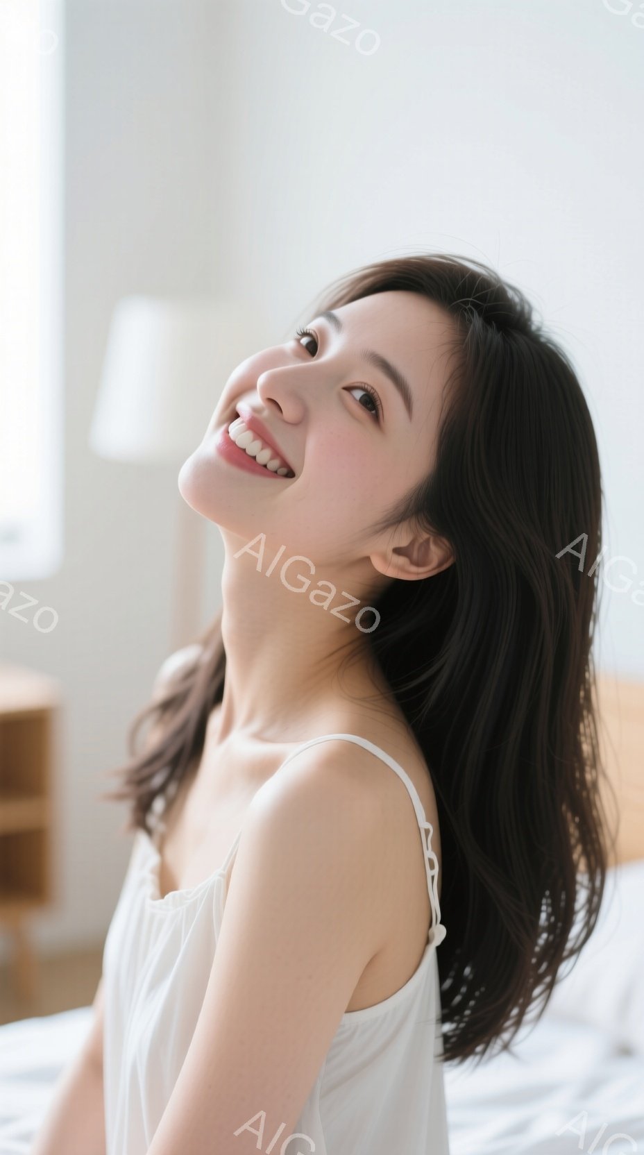 長い黒髪を無造作に肩にかける若い女性が、白いキャミソールを着て微笑んでいます。彼女はベッドに横たわり、顔を少し上に向けて、明るい表情を浮かべています。背景はシンプルな寝室で、木製の家具と柔らかな光が穏 - AI生成フリー素材