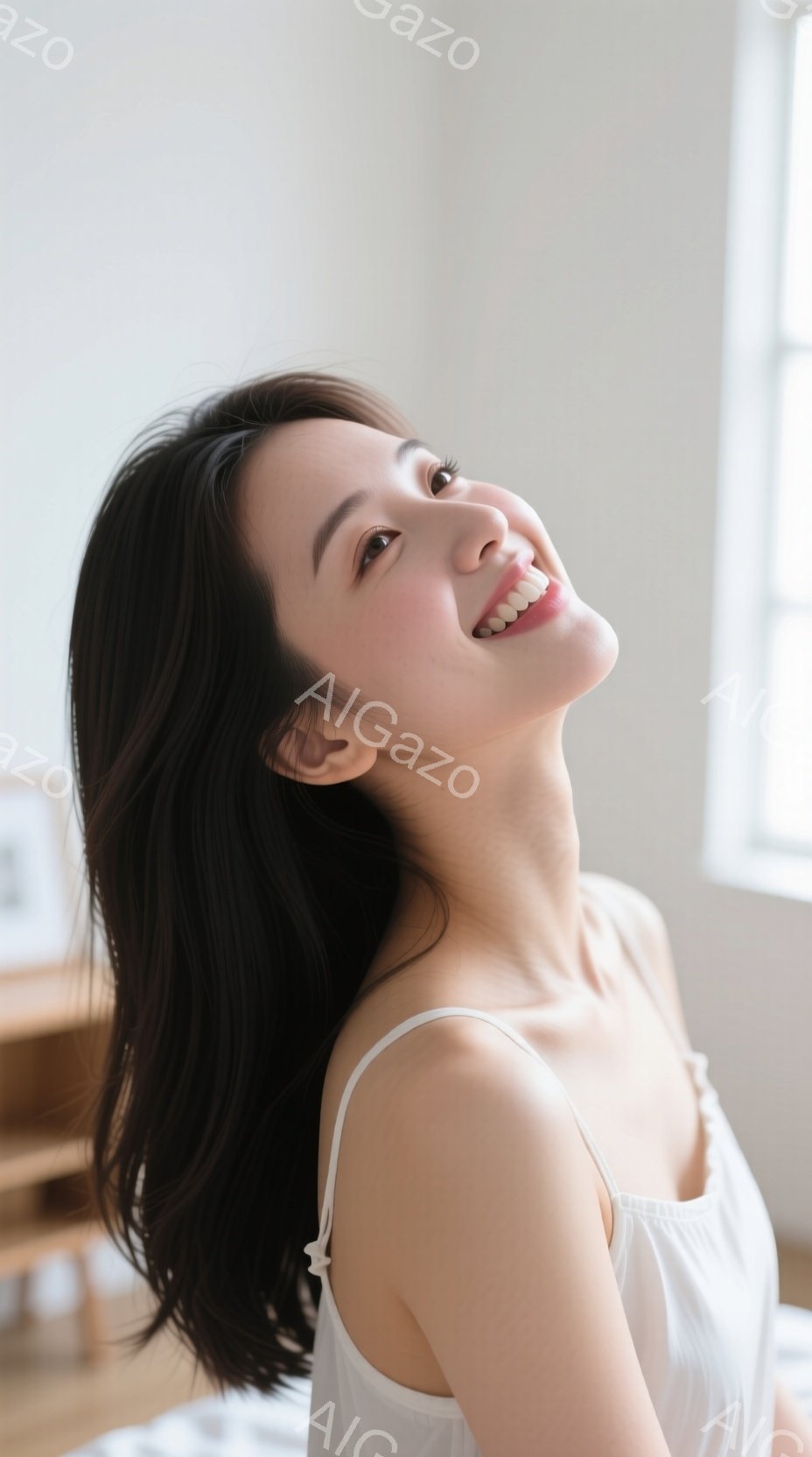 黒髪の女性が、白いキャミソールを着て、少し上を見ている。彼女は微笑んでおり、髪は肩にかかる長さで自然なカールがかかっている。背景はぼやけており、木製の家具が見える室内で、柔らかい光が差し込んでいる。