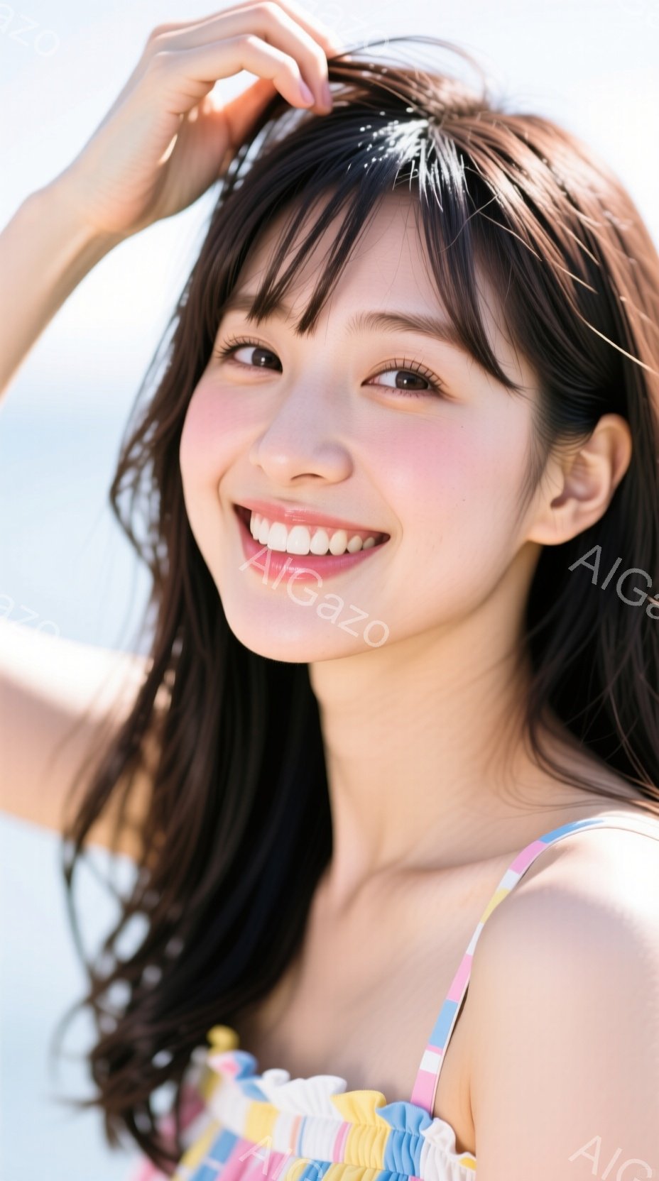 茶髪の長い髪を肩から下で無造作にまとめ、顔周りの髪が柔らかく流れている女性が写っている。明るい色のストライプのトップスを着ており、顔には笑顔が浮かび、視線はカメラの方を向いている。背景は白く、晴れた日 - AI生成フリー素材