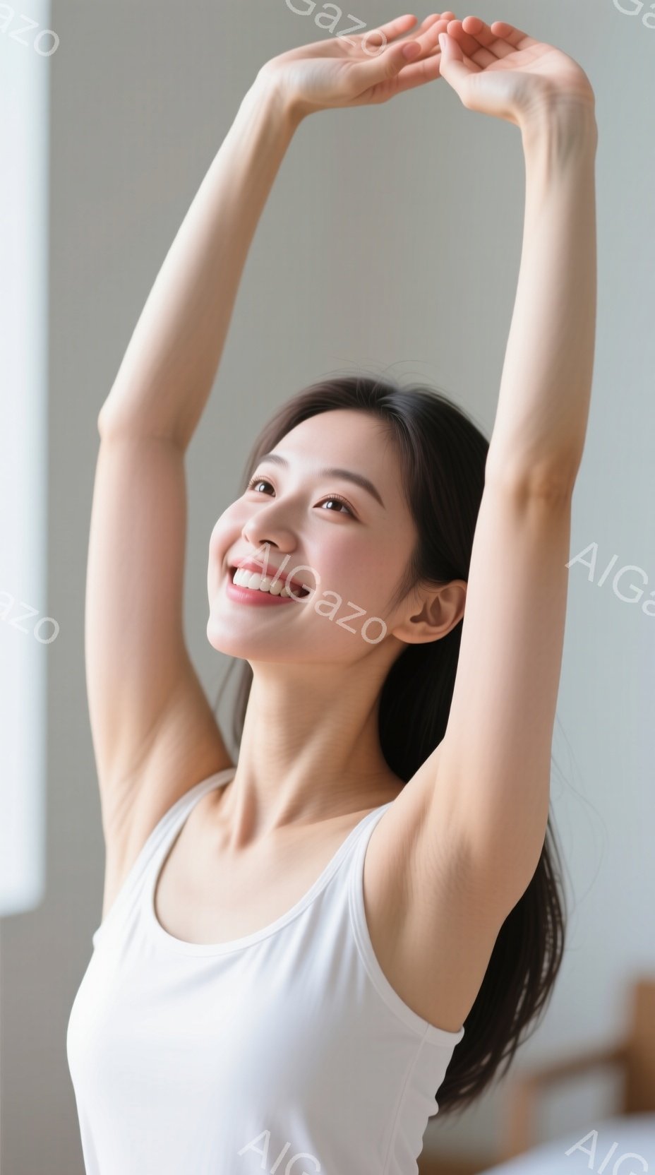 長い黒髪の女性が白いタンクトップを着て、両手を頭上に伸ばしています。彼女は明るい笑顔を浮かべ、リラックスした様子で姿勢を伸ばしています。背景はシンプルな白い壁で、室内であることがわかります。
