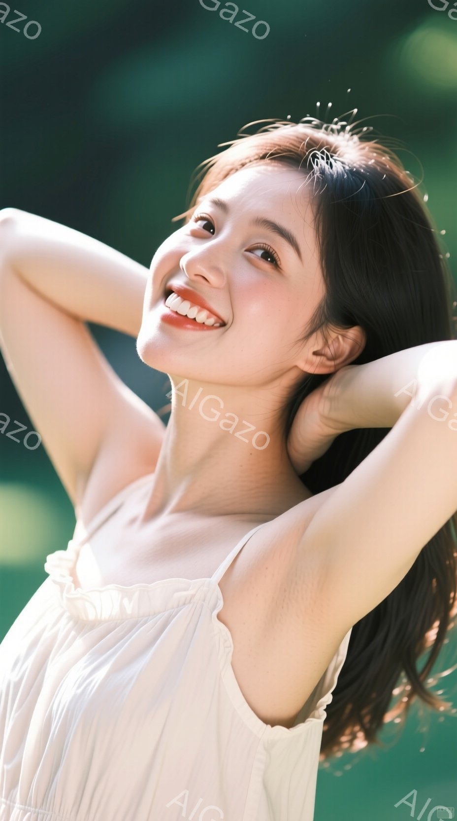 若い女性が白いキャミソールドレスを着て、両手を頭の後ろで組んでいます。彼女は顔を少し上向きにして、明るく幸せそうな笑顔を見せており、背景は緑豊かな自然で、光が差し込み、柔らかな雰囲気を醸し出しています - AI生成フリー素材