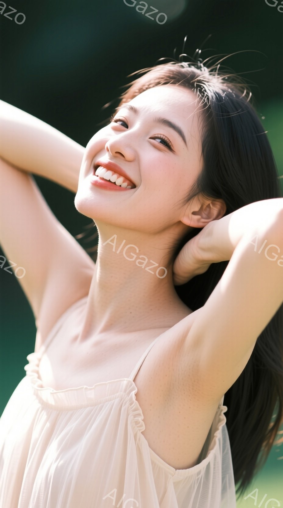 長い黒髪を後ろで束ねた女性が、クリーム色の肩出しのワンピースを着て、顔を上に向けて微笑んでいます。彼女は両手を頭の後ろで組み、リラックスした姿勢でいます。背景は緑豊かな木々で、晴れた日の穏やかな雰囲気 - AI生成フリー素材