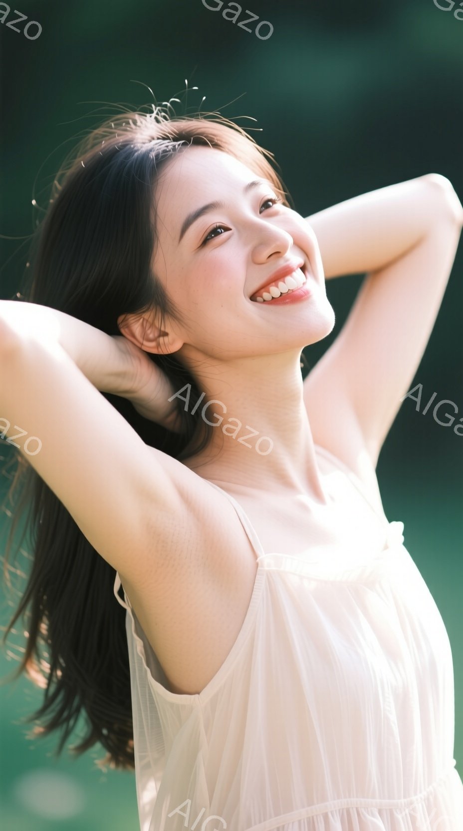 長い黒髪を背中に流し、薄いピンク色のキャミソールワンピースを着た若い女性が写っている。彼女は両手を頭の後ろで組み、顔を少し上に向けて、満面の笑顔を浮かべている。背景は緑豊かな自然で、柔らかい光が彼女を - AI生成フリー素材