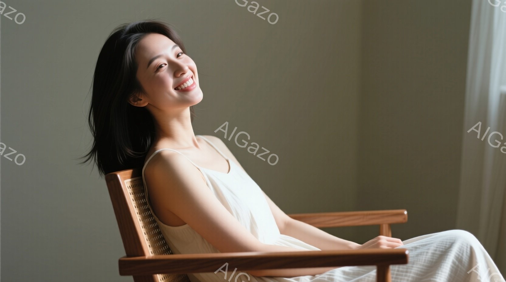 長い黒髪の女性が、木のフレームの椅子に座って微笑んでいます。白いシンプルなワンピースを着ており、リラックスした姿勢で穏やかな表情を浮かべています。背景は明るい色調で、穏やかで落ち着いた雰囲気を醸し出し - AI生成フリー素材